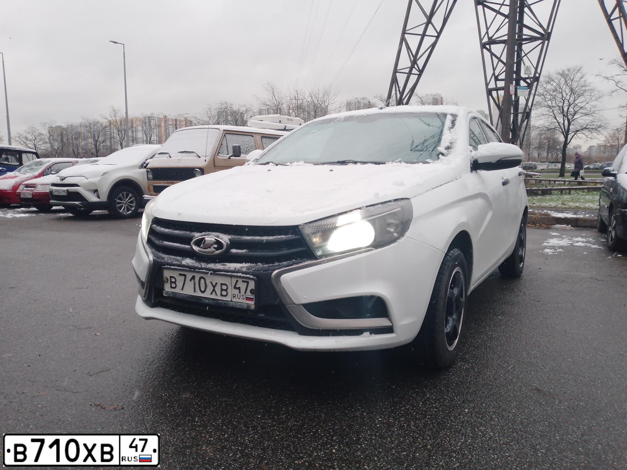 Фото автомобиля LADA VESTA, 2019 — госномер В710ХВ47. Цвет: Белый