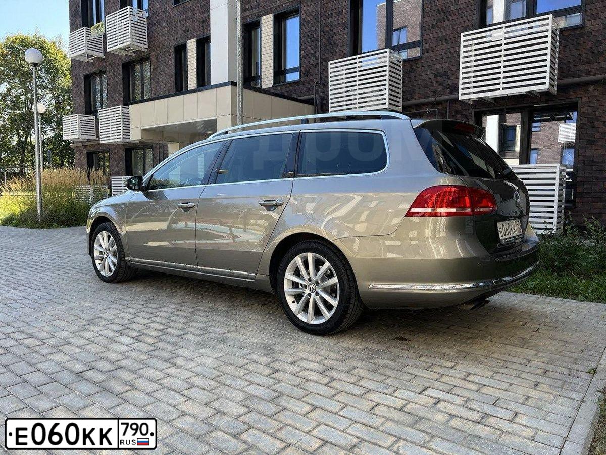 Фото автомобиля VOLKSWAGEN PASSAT, 2011 — госномер Е060КК790. Цвет: БЕЖЕВО-СЕРЫЙ