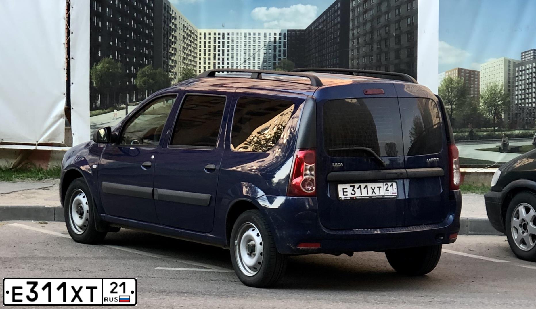 Фото автомобиля LADA LARGUS, 2018 — госномер Е311ХТ21. Цвет: СИНИЙ