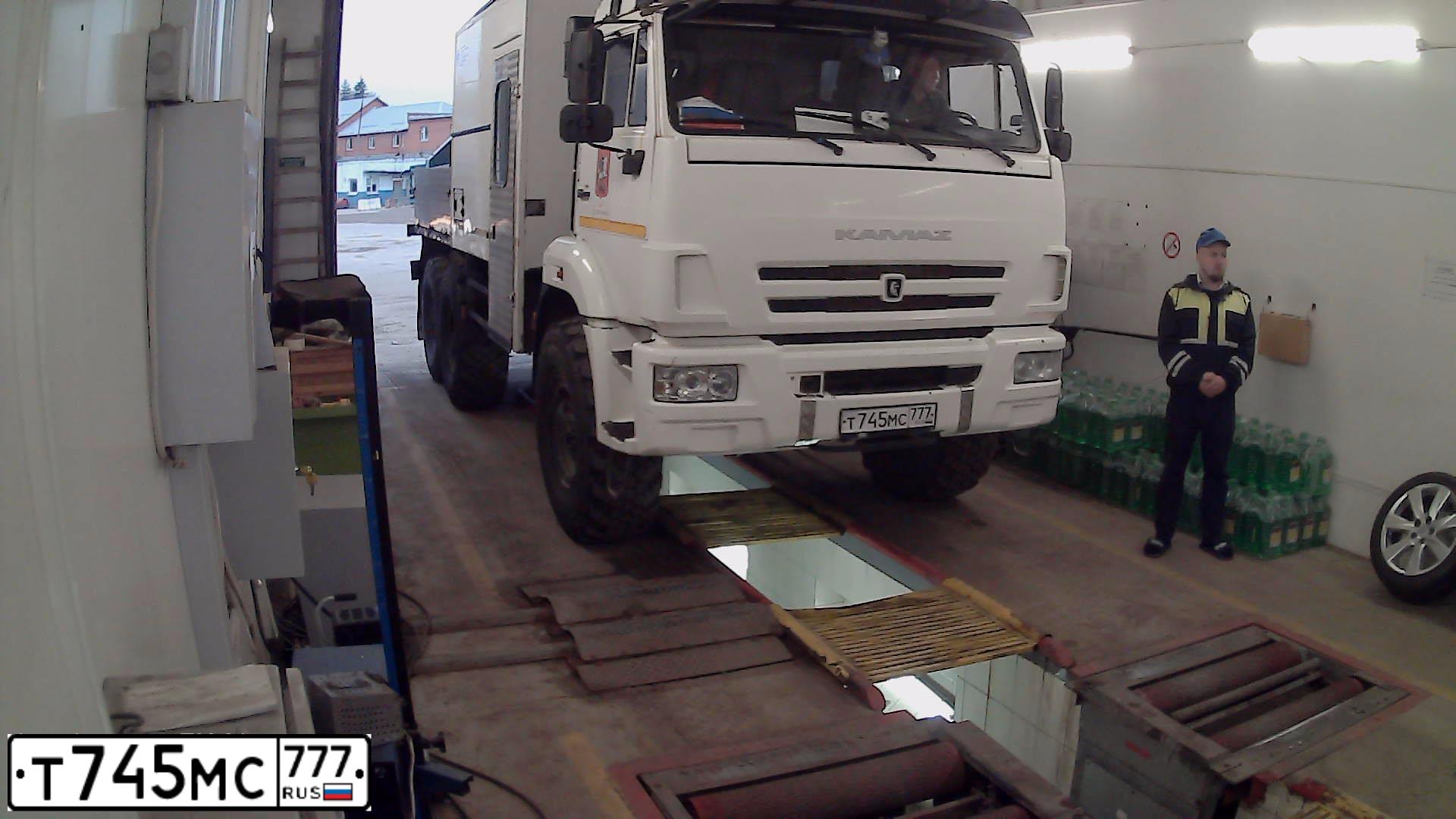 Фото автомобиля KAMAZ 43118 /6X6/, 2014 — госномер Т745МС777. Цвет: Белый