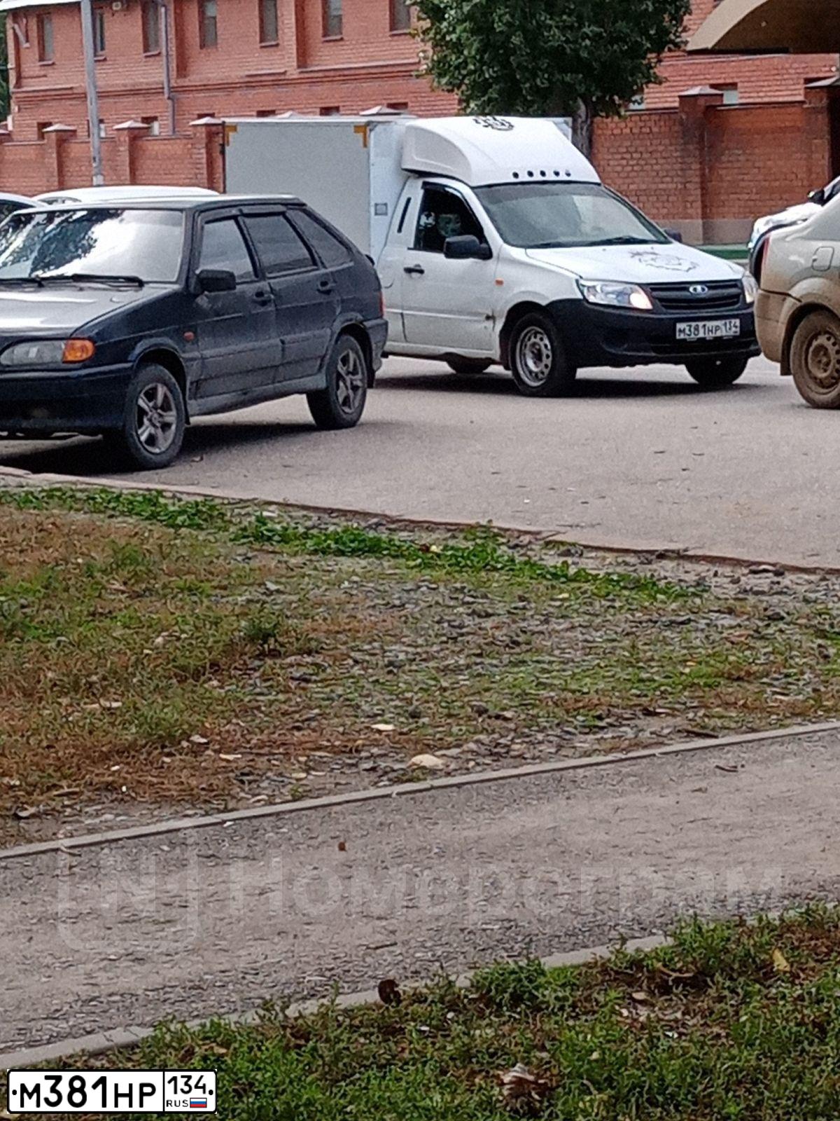 Фото автомобиля LADA 2349 WIS, 2015 — госномер М381НР134. Цвет: Белый