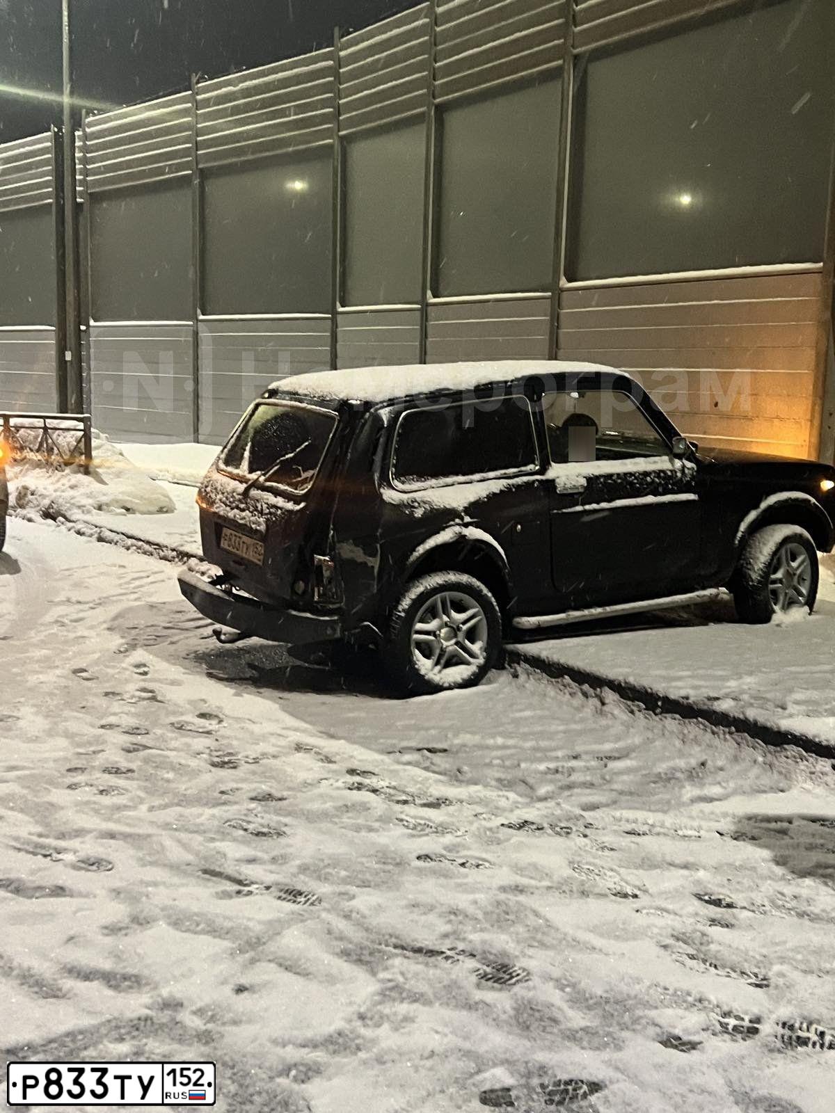 Фото автомобиля LADA 2121 NIVA, 2000 — госномер Р833ТУ152. Цвет: сине-зеленый