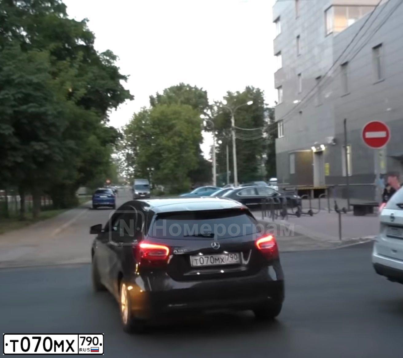 Фото автомобиля MERCEDES A-KLASSE, 2016 — госномер Т070МХ790. Цвет: Коричневый