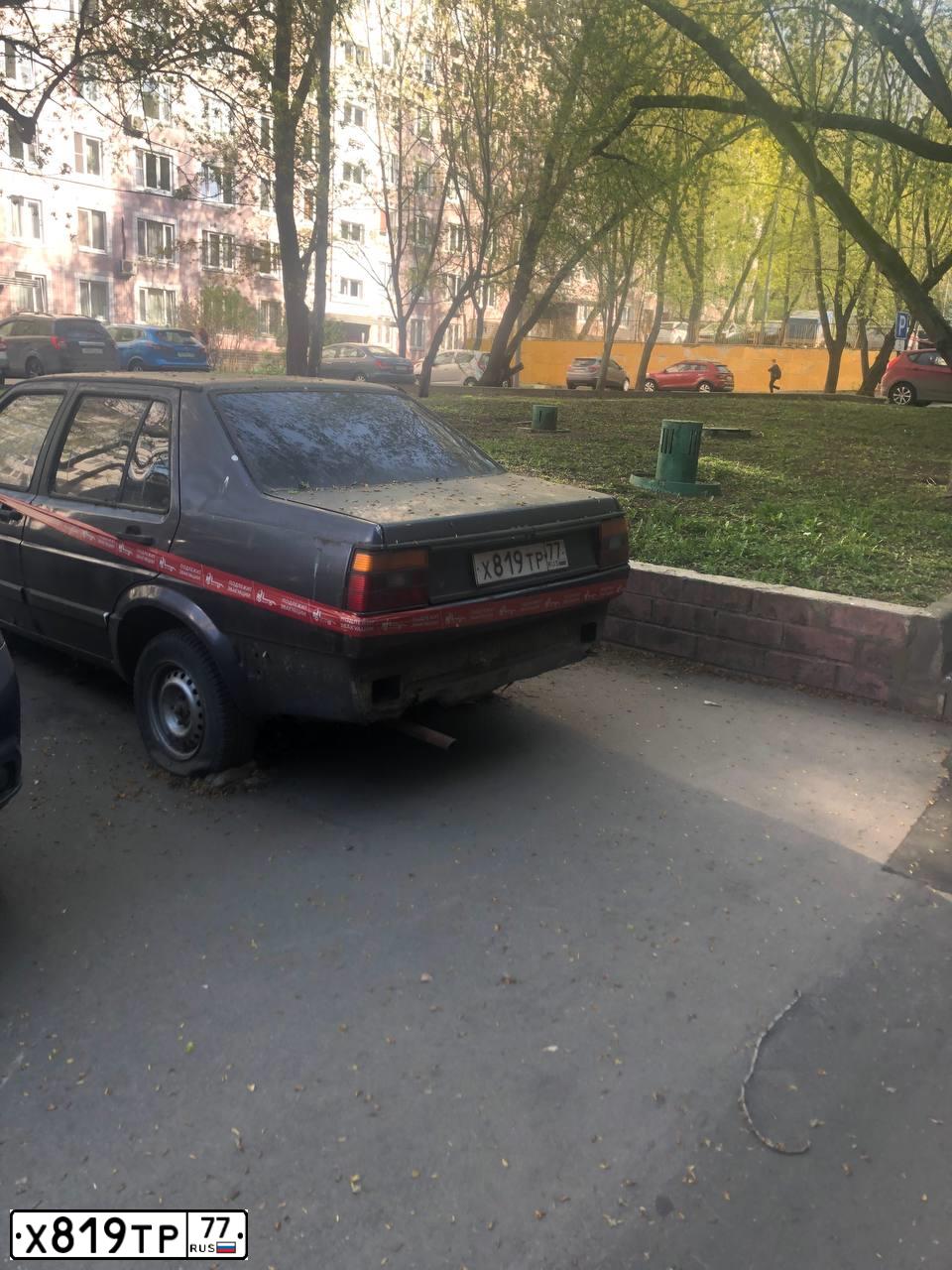 Фото автомобиля VOLKSWAGEN JETTA, 1989 — госномер Х819ТР77. Цвет: ФИОЛЕТОВЫЙ