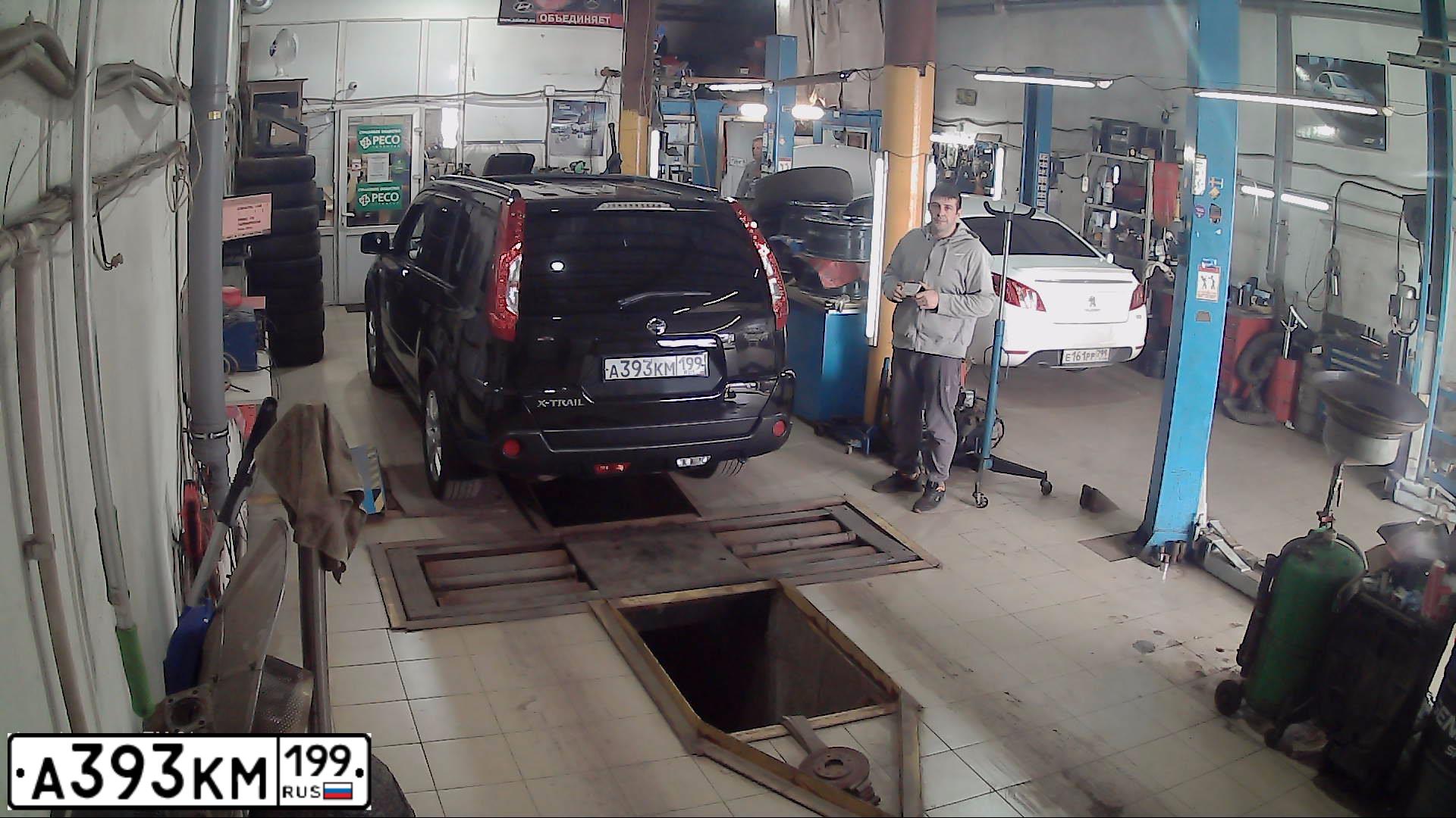 Фото автомобиля NISSAN X-TRAIL, 2011 — госномер А393КМ199. Цвет: ЧЕРНЫЙ