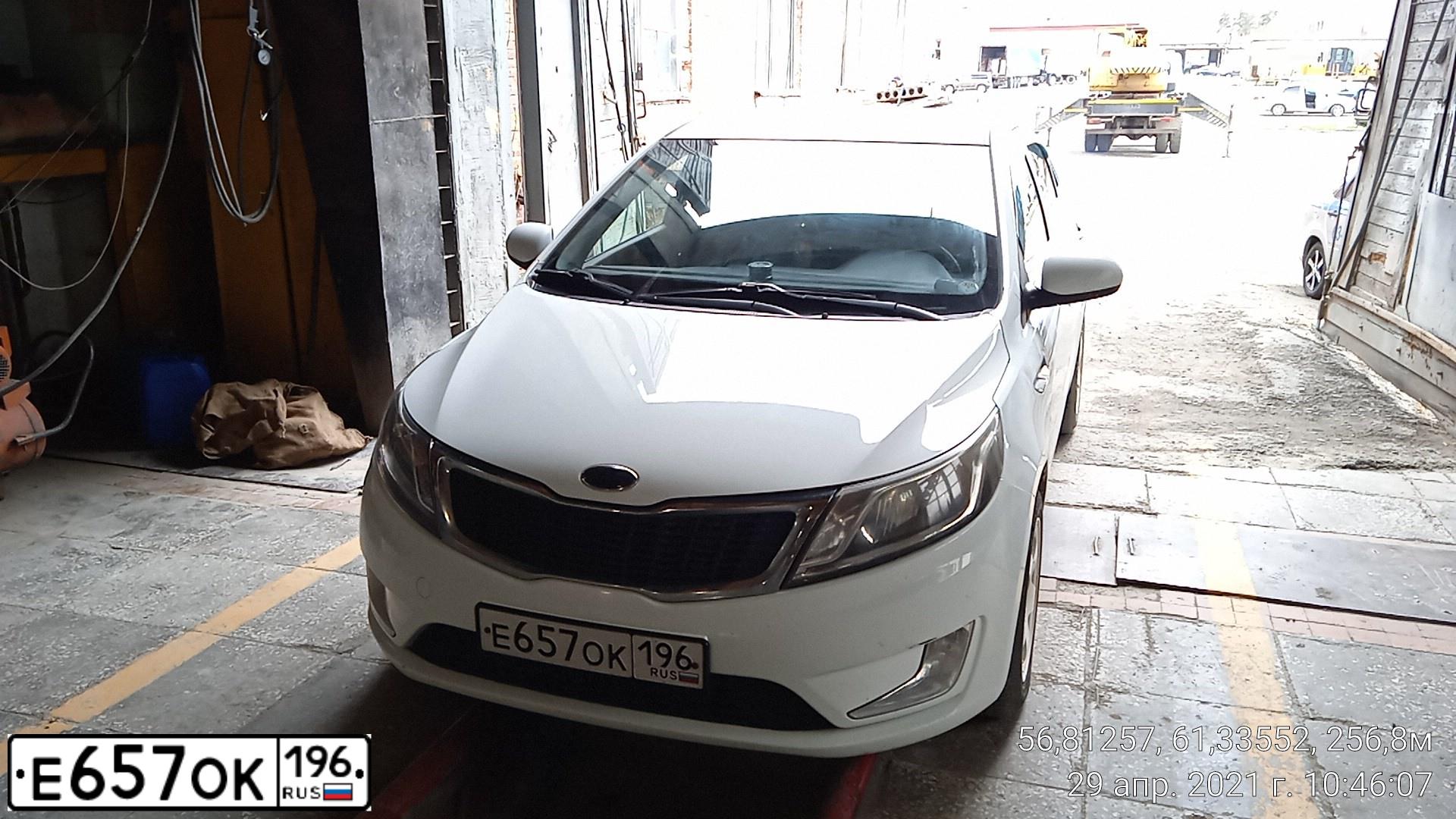 Фото автомобиля KIA RIO, 2013 — госномер Е657ОК196. Цвет: БЕЛЫЙ