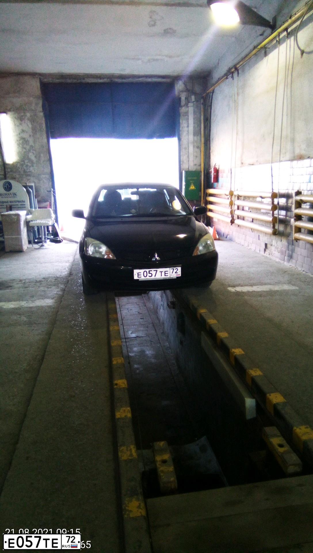 Фото автомобиля MITSUBISHI LANCER, 2007 — госномер Е057ТЕ72. Цвет: ЧЕРНЫЙ