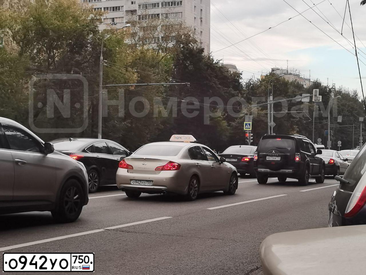 Фото автомобиля INFINITI G35, 2008 — госномер Р030ОС777. Цвет: ЗОЛОТИСТЫЙ