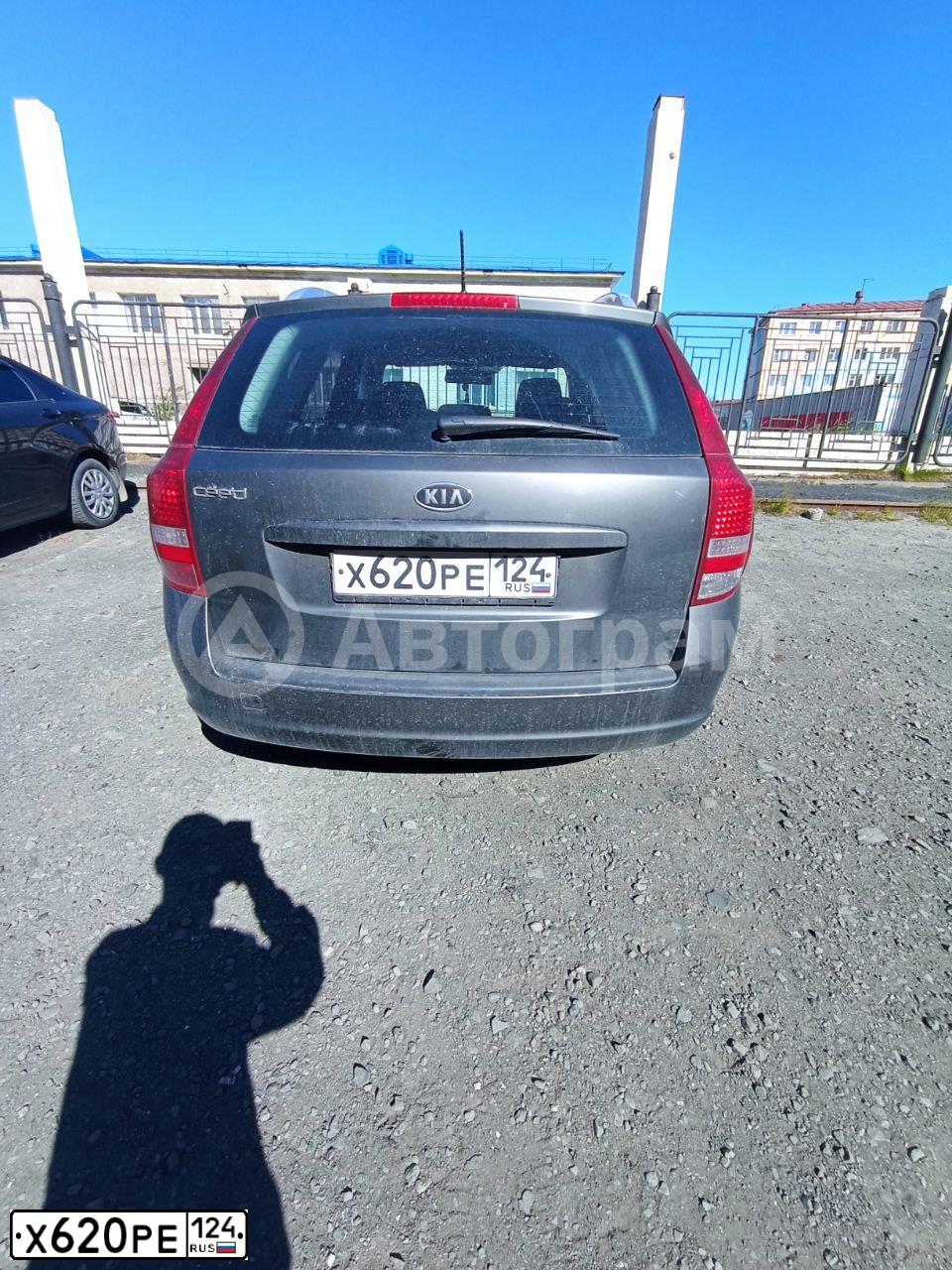 Фото автомобиля KIA CEE'D, 2011 — госномер Х620РЕ124. Цвет: Серебристый