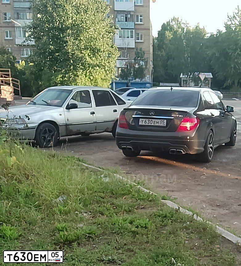 Фото автомобиля MERCEDES C-KLASSE, 2012 — госномер У111ЕА56. Цвет: ЧЕРНЫЙ