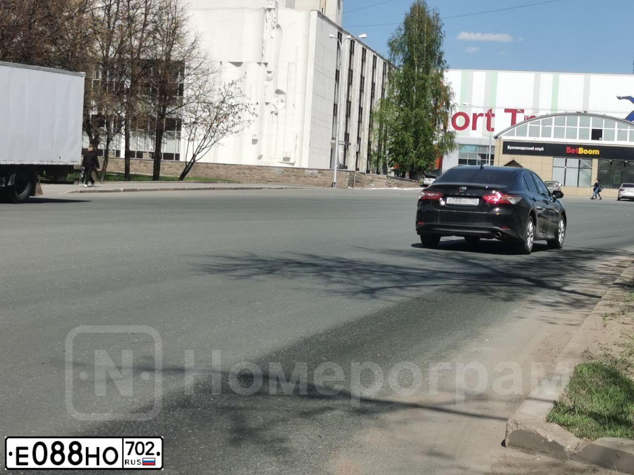 Фото автомобиля TOYOTA CAMRY АХVА70L RЕZNВХ, 2021 — госномер Е088НО702. Цвет: ЧЕРНЫЙ