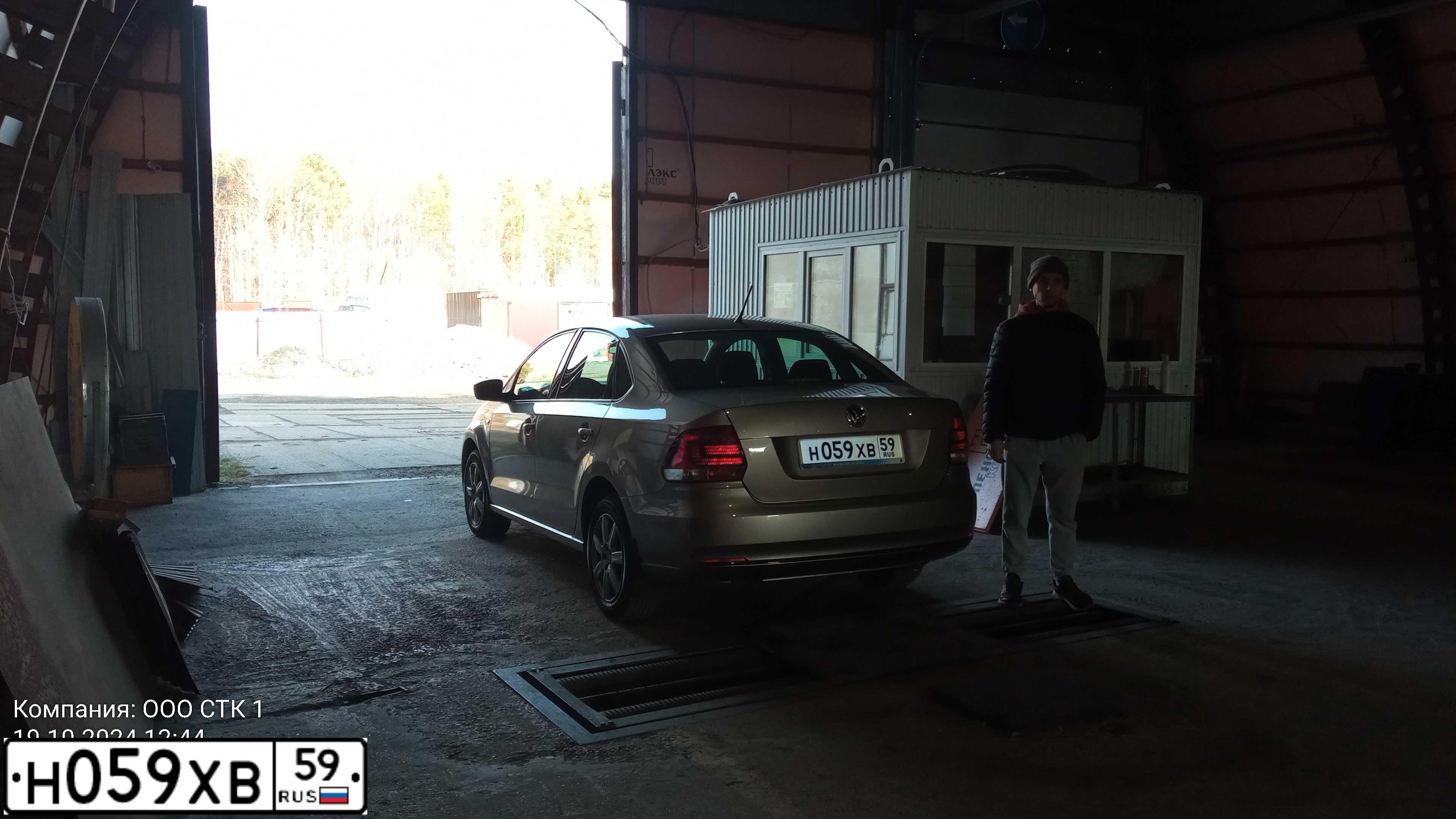 Фото автомобиля MERCEDES E-KLASSE, 2013 — госномер Е975АО550. Цвет: Белый