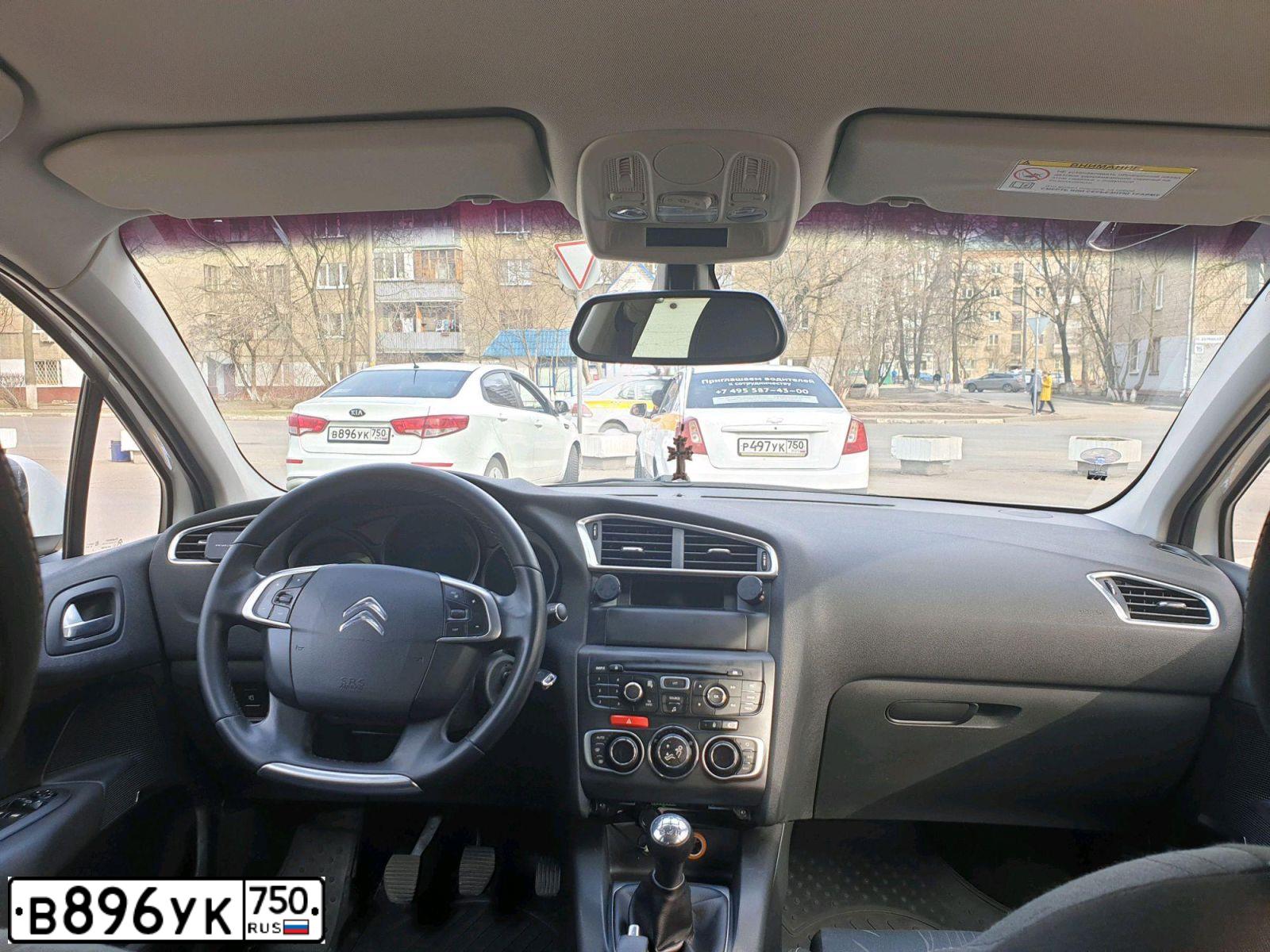 Фото автомобиля KIA RIO, 2015 — госномер В896УК750. Цвет: Белый