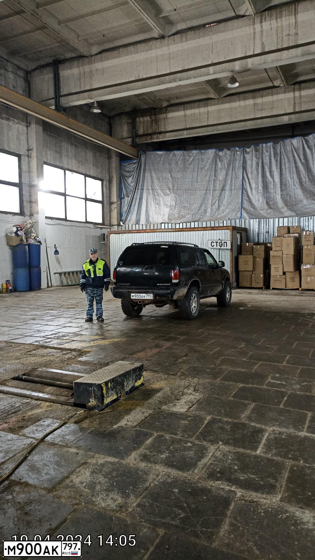Фото автомобиля CHEVROLET BLAZER, 1995 — госномер М900АК797. Цвет: ЧЕРНЫЙ