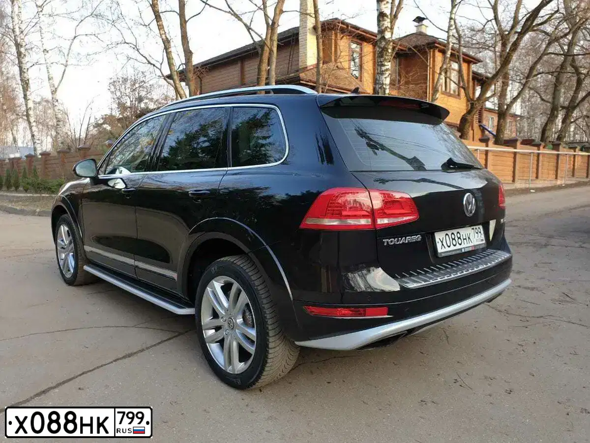 Фото автомобиля VOLKSWAGEN TOUAREG, 2011 — госномер С860ЕО77. Цвет: ЧЕРНЫЙ