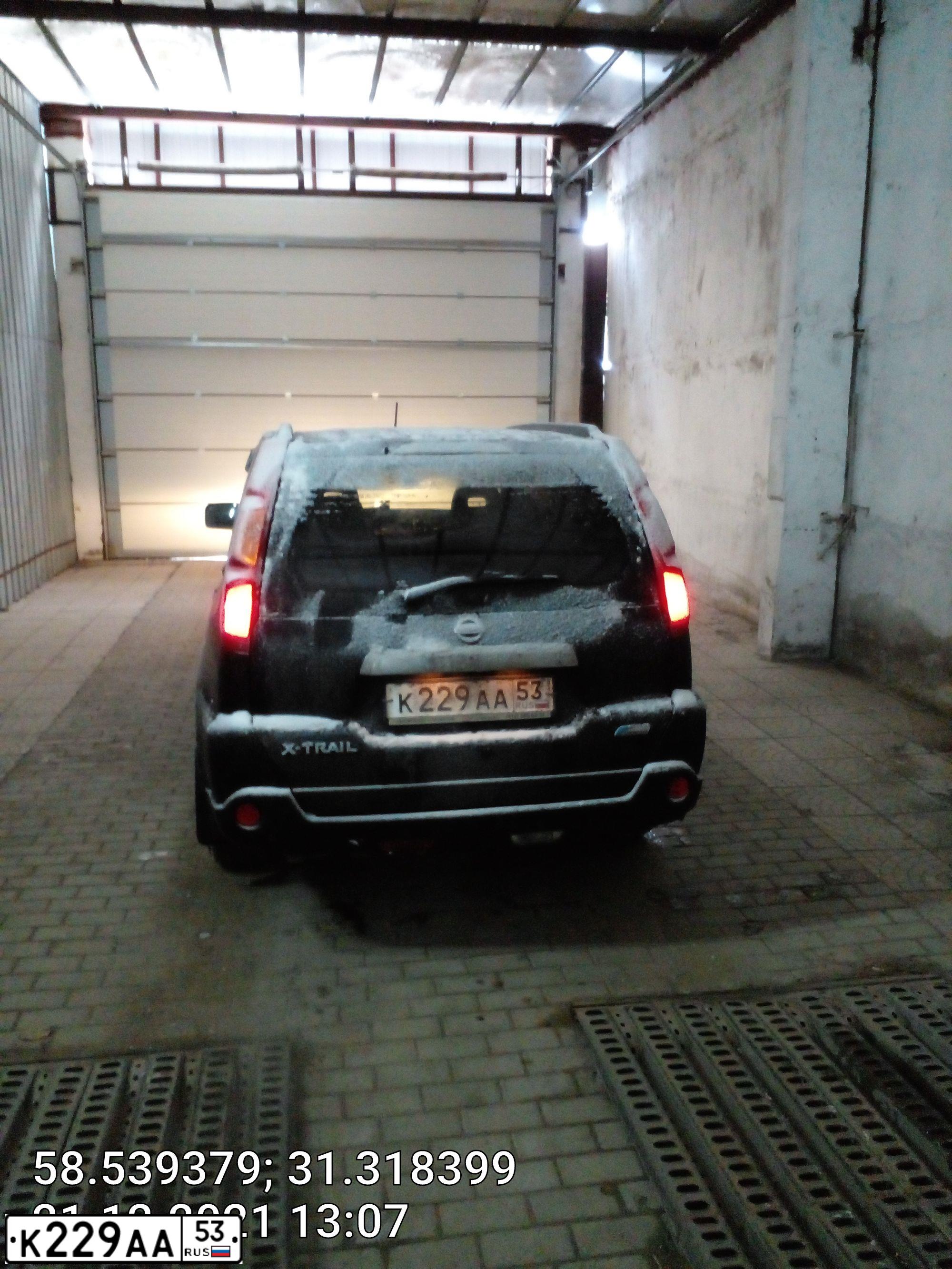 Фото автомобиля NISSAN X-TRAIL, 2010 — госномер А222ЕН178. Цвет: ЧЕРНЫЙ