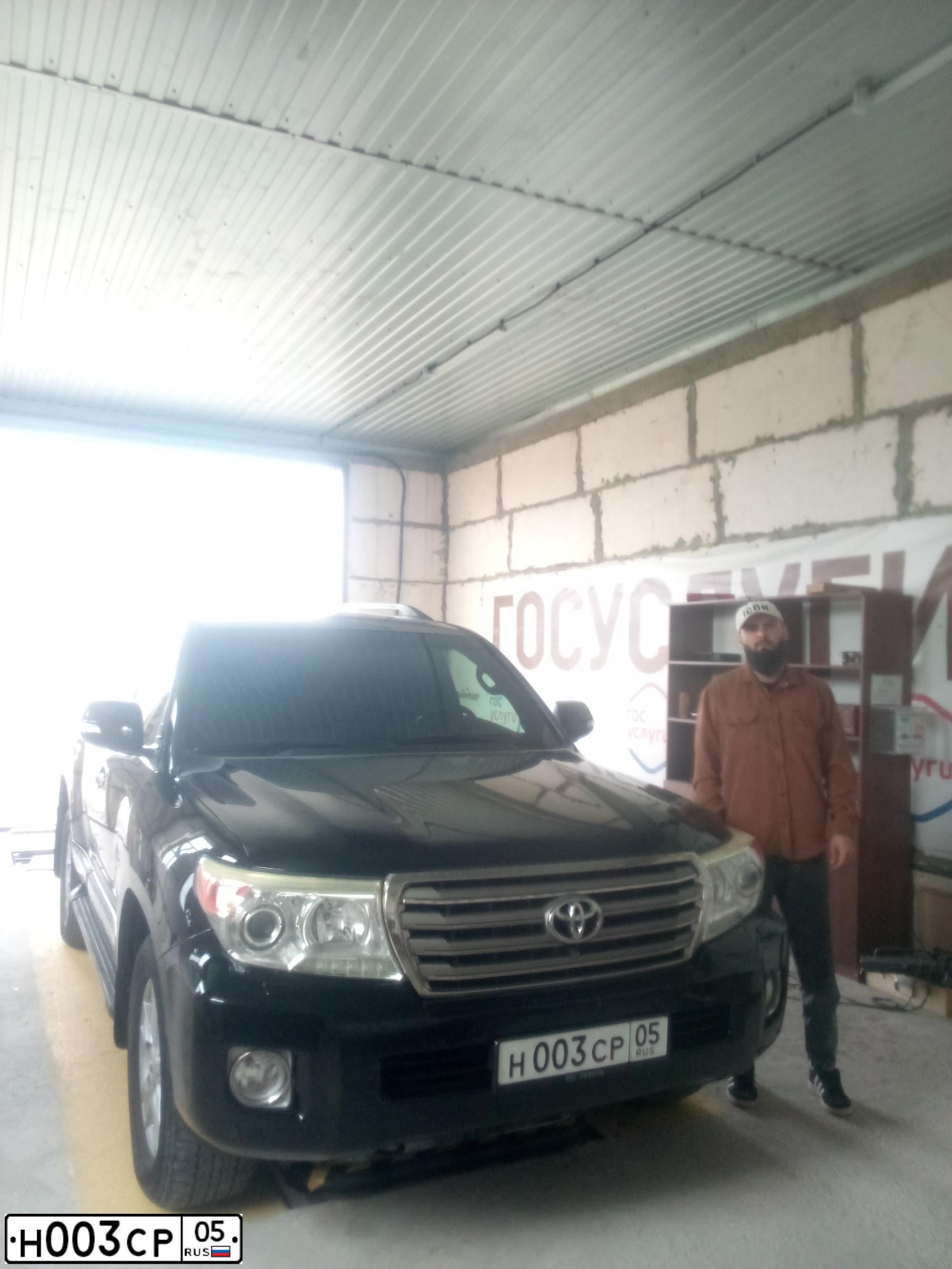 Фото автомобиля TOYOTA LAND CRUISER 200, 2012 — госномер В133СЕ09. Цвет: ЧЕРНЫЙ