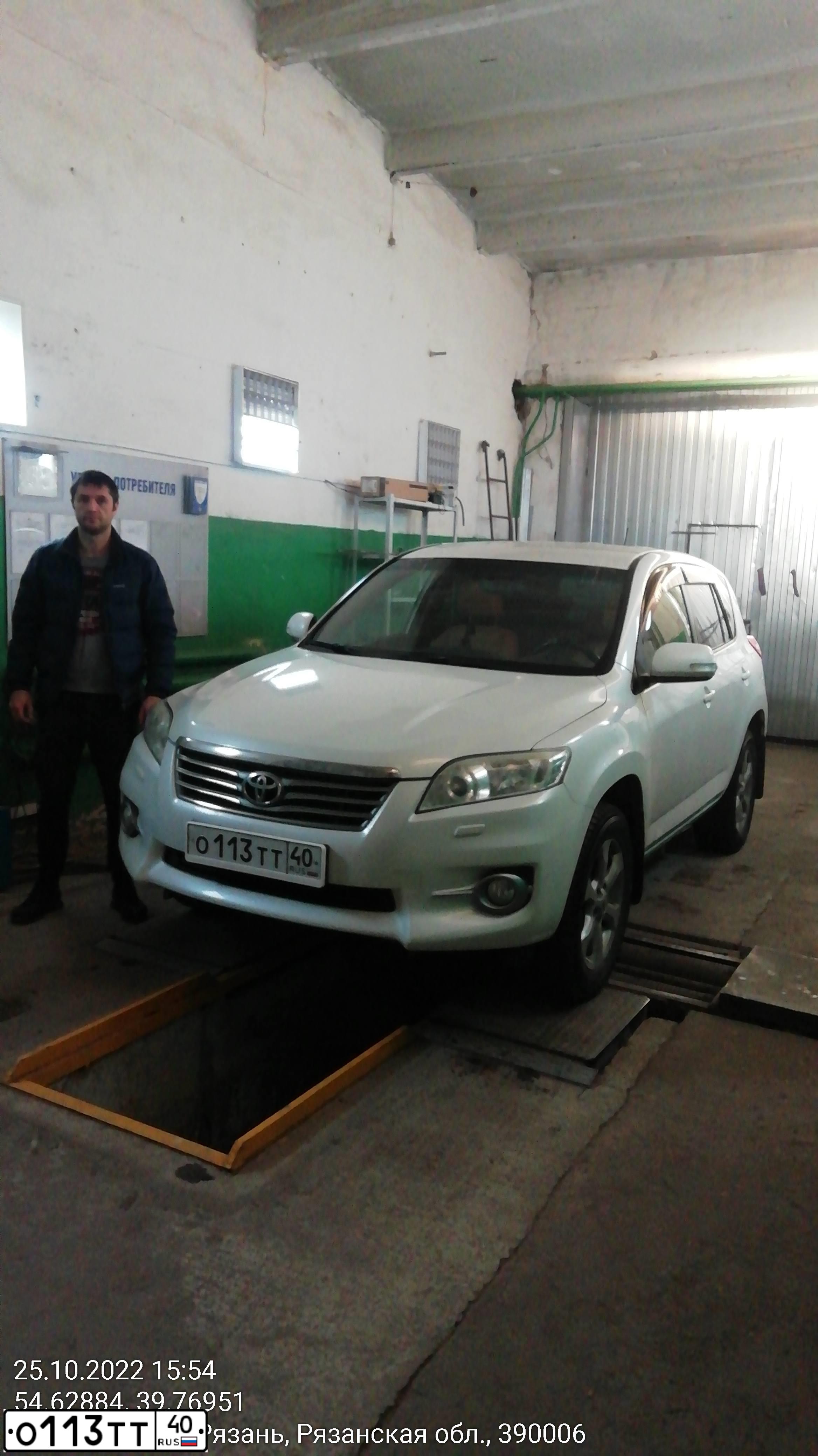 Фото автомобиля TOYOTA RAV4, 2011 — госномер О113ТТ40. Цвет: Белый