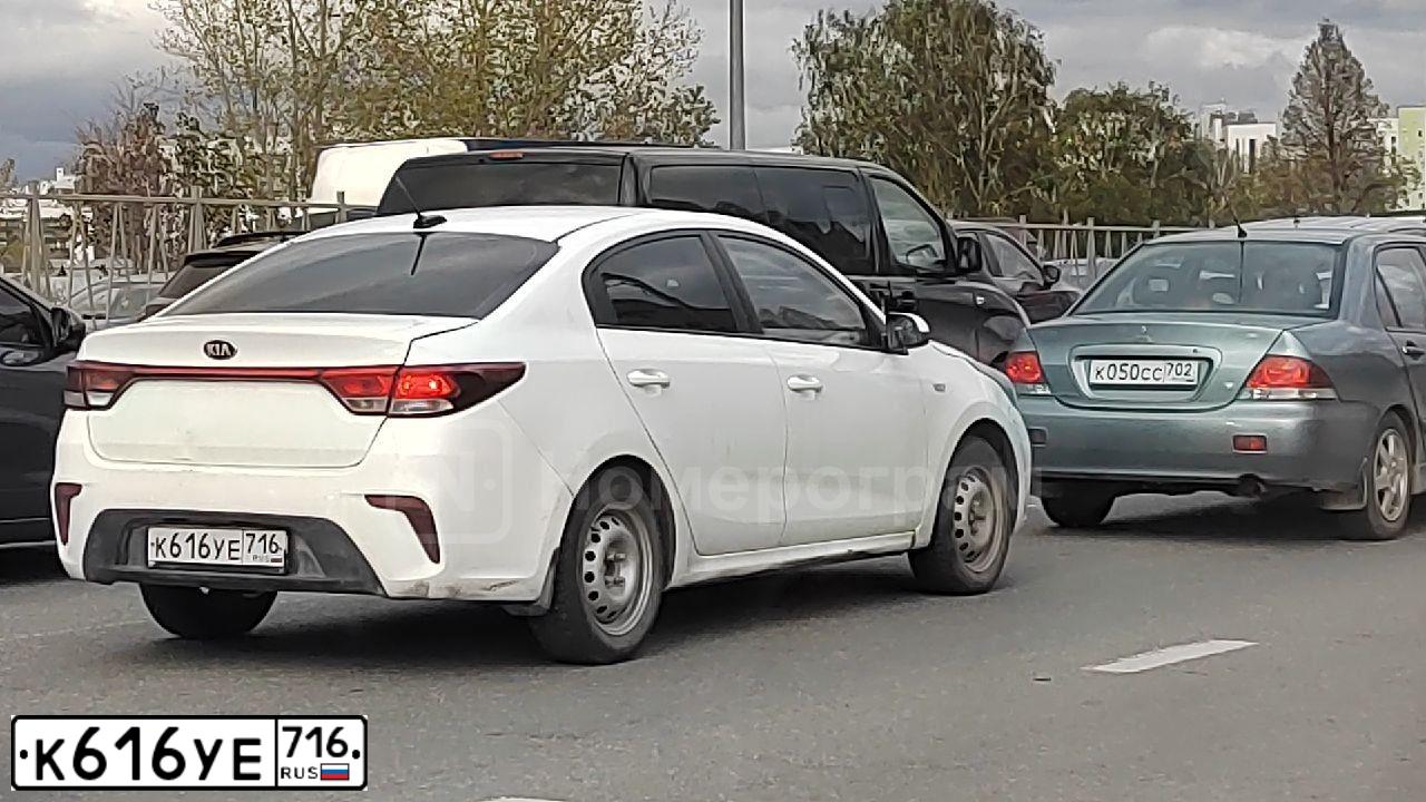Фото автомобиля KIA RIO, 2018 — госномер К616УЕ716. Цвет: Белый