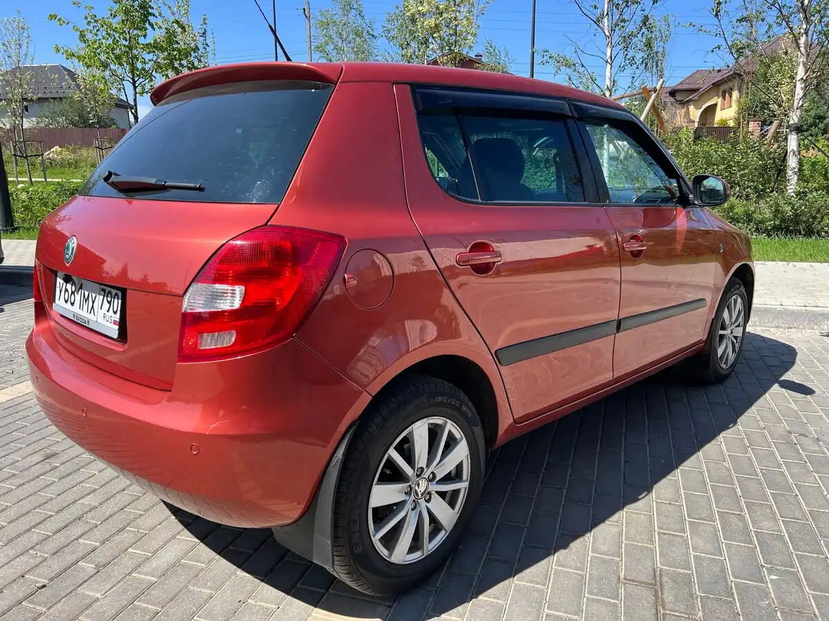Фото автомобиля SKODA FABIA, 2010 — госномер О162ЕО323. Цвет: ОРАНЖЕВО-КРАСНЫЙ