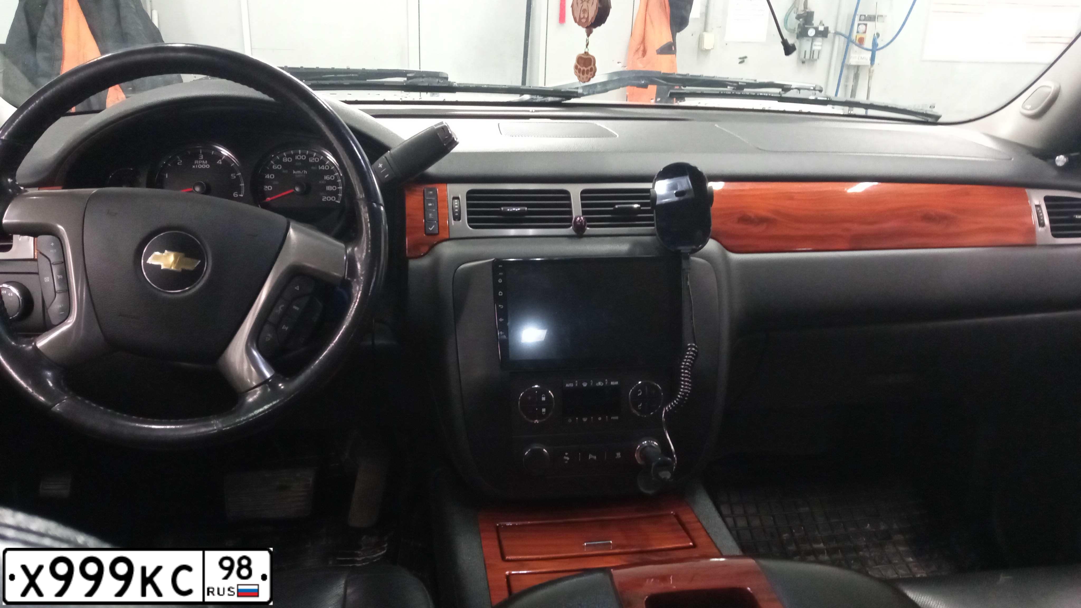Фото автомобиля CHEVROLET GMT900(TAHOE), 2011 — госномер С450ОС198. Цвет: Белый