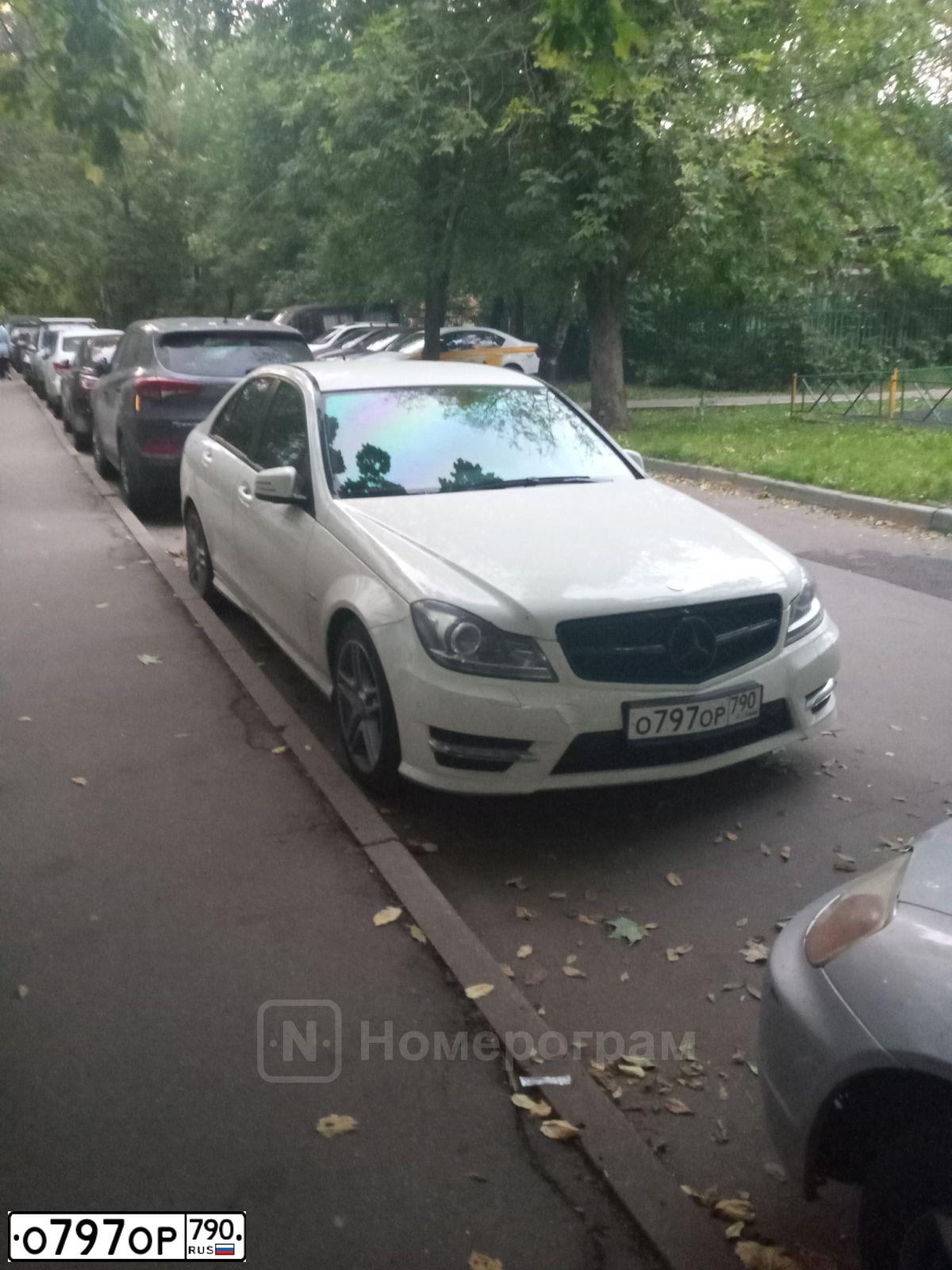 Фото автомобиля SUBARU OUTBACK, 2000 — госномер О979ОР790. Цвет: ЧЕРНЫЙ