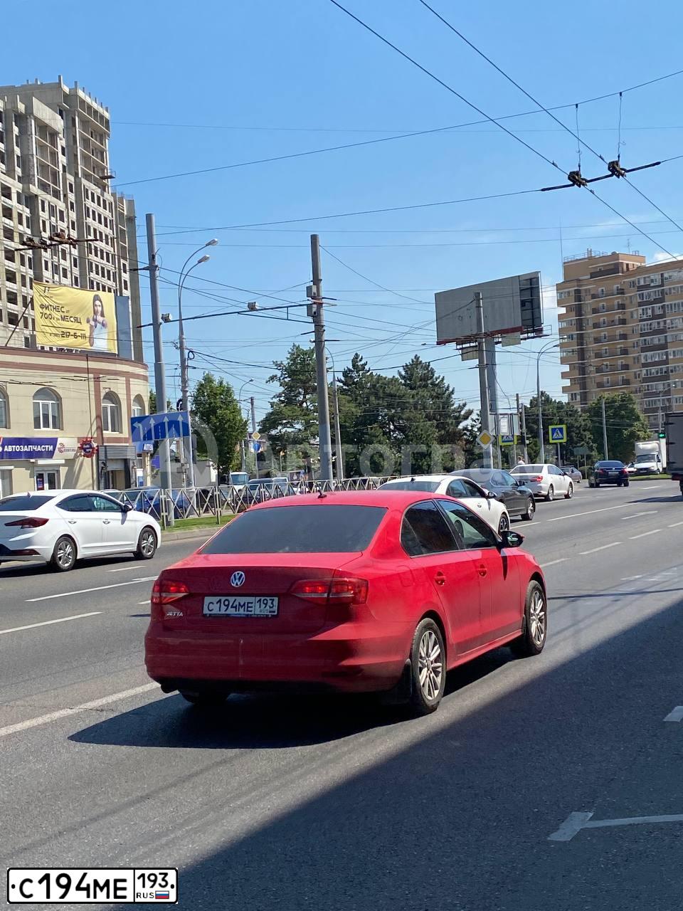 Фото автомобиля VOLKSWAGEN JETTA, 2015 — госномер У920КУ45. Цвет: Красный