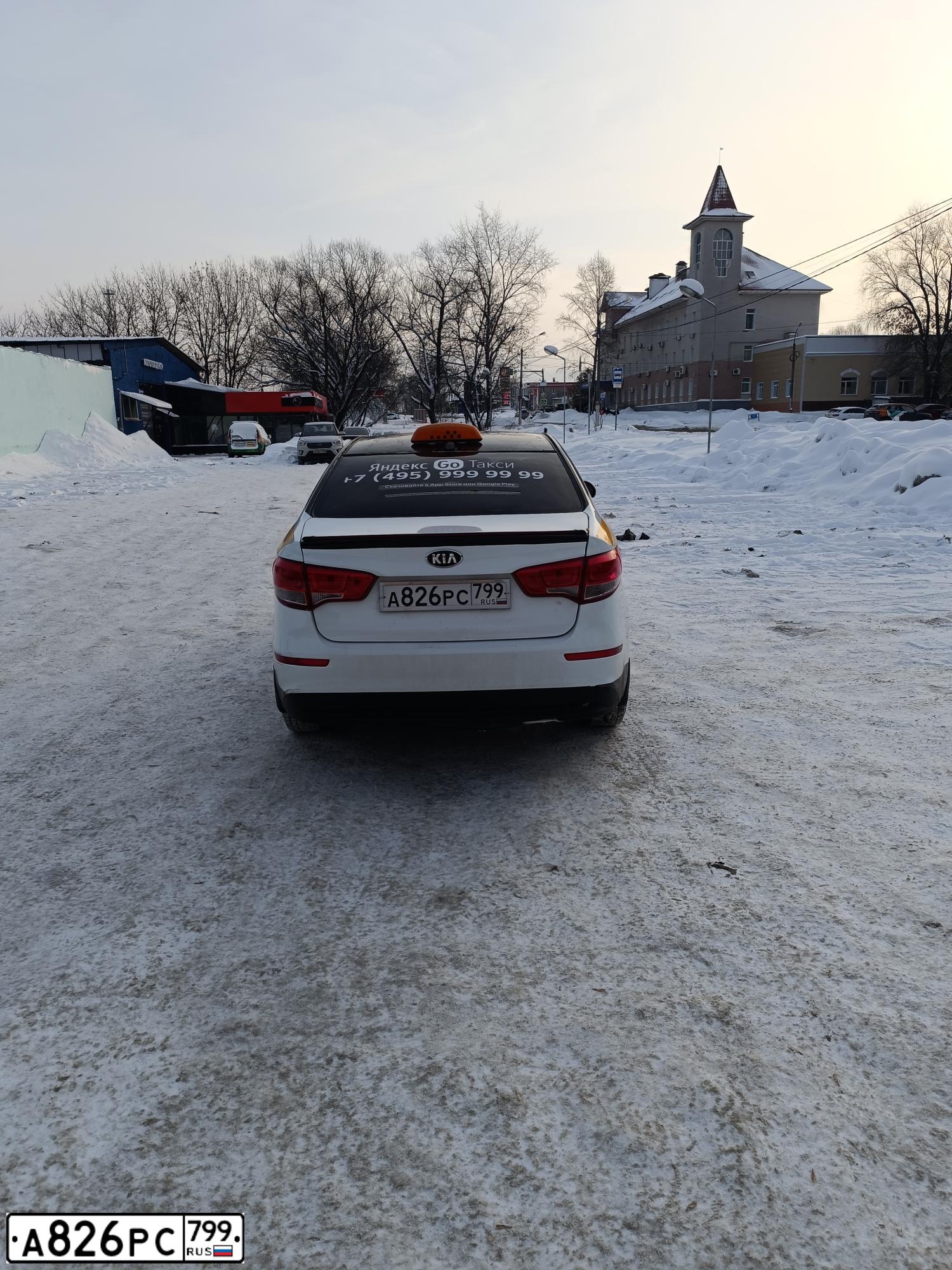 Фото автомобиля KIA RIO, 2017 — госномер О857ХС44. Цвет: Белый Желтый Серый
