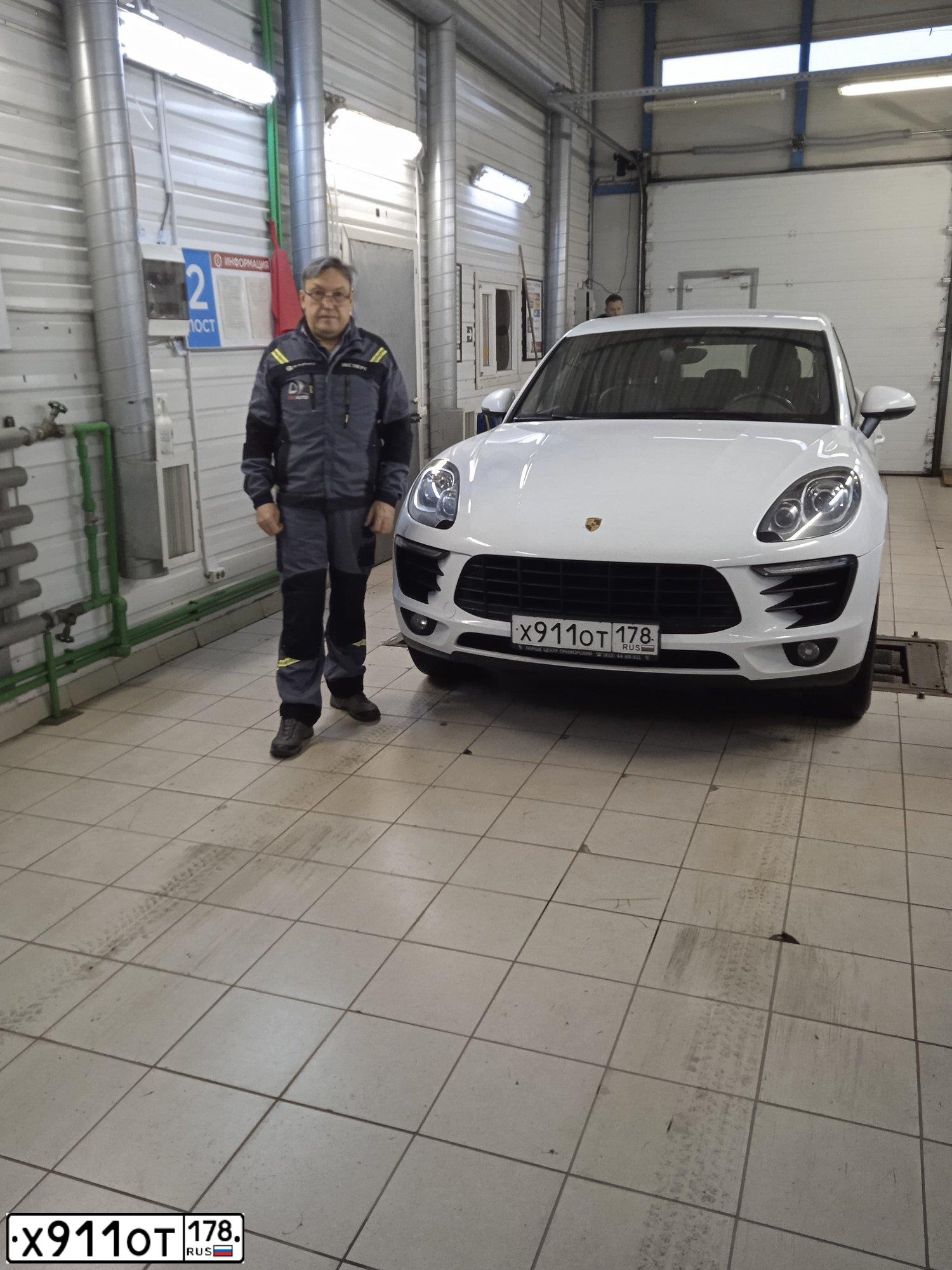 Фото автомобиля PORSCHE MACAN, 2018 — госномер Х911ОТ178. Цвет: Белый