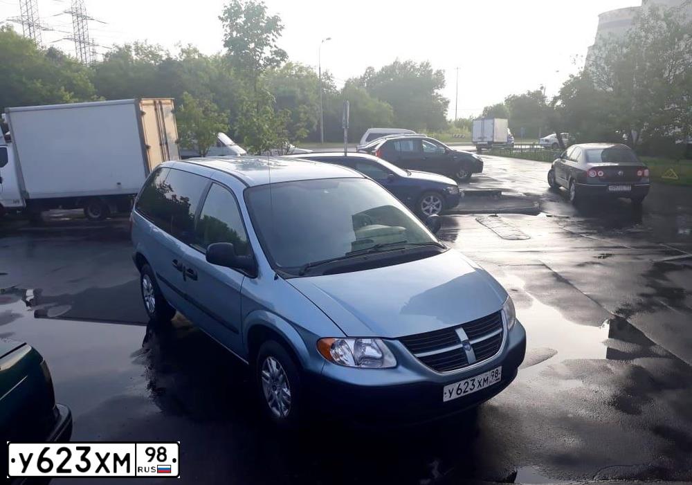 Фото автомобиля DODGE /GRAND/ CARAVAN, 2005 — госномер Х132СР76. Цвет: голубой