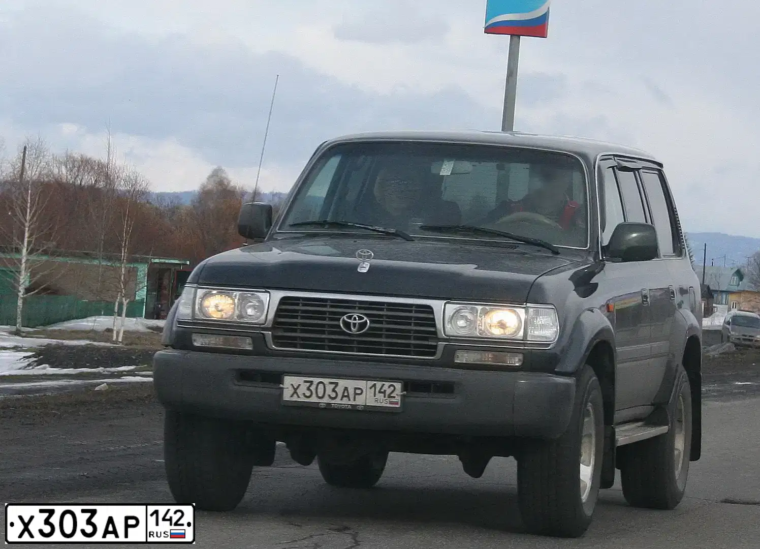 Фото автомобиля TOYOTA LANDCRUISER, 1997 — госномер Х303АР142. Цвет: ТЕМНО-ЗЕЛЕНЫЙ