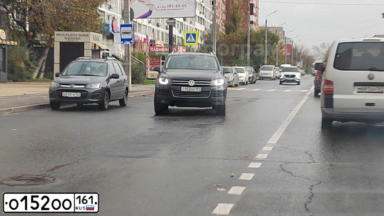 Фото автомобиля VOLKSWAGEN TOUAREG, 2014 — госномер О152ОО161. Цвет: ЧЕРНЫЙ