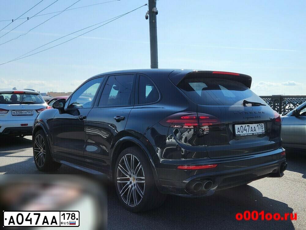 Фото автомобиля PORSCHE CAYENNE, 2015 — госномер С382РК198. Цвет: ЧЕРНЫЙ