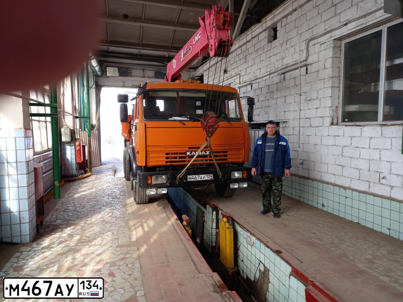 Фото автомобиля KAMAZ 53215 /6X4/, 2009 — госномер М467АУ134. Цвет: ОРАНЖЕВЫЙ