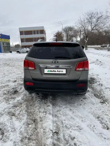 Фото автомобиля KIA SORENTO, 2010 — госномер В994КО190. Цвет: СЕРЫЙ