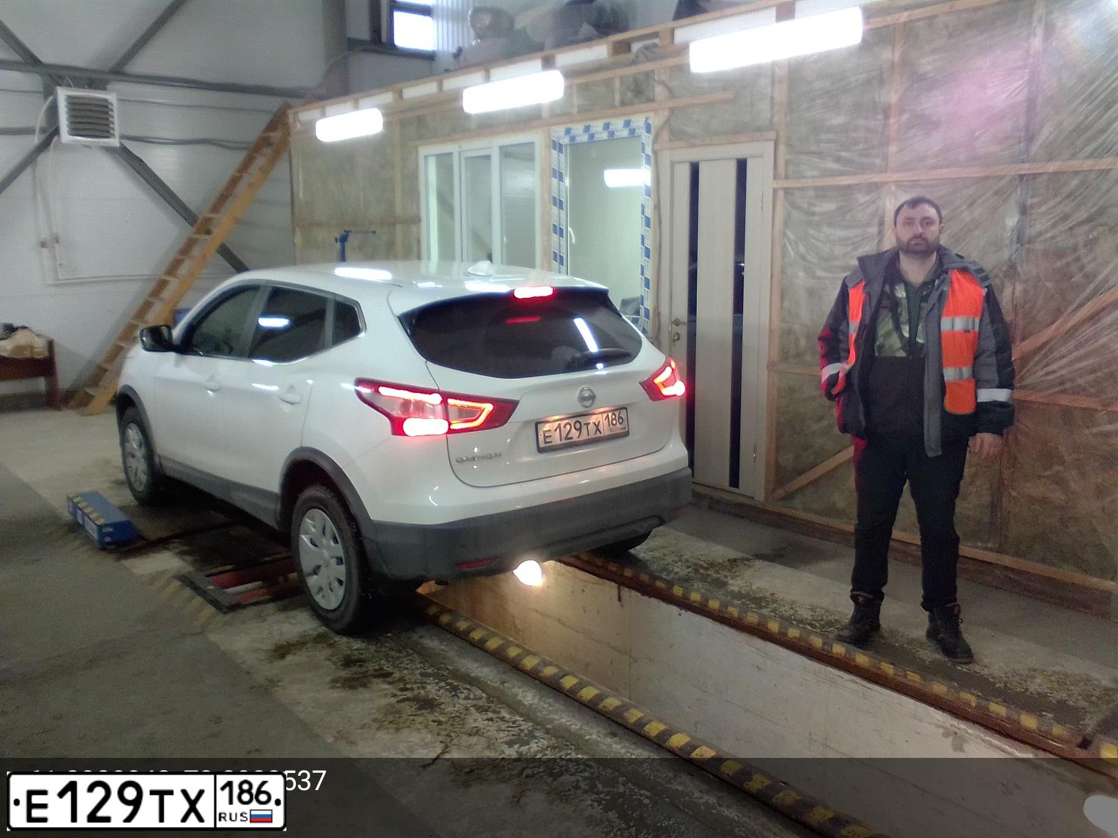 Фото автомобиля NISSAN QASHQAI, 2018 — госномер А113РА186. Цвет: Белый