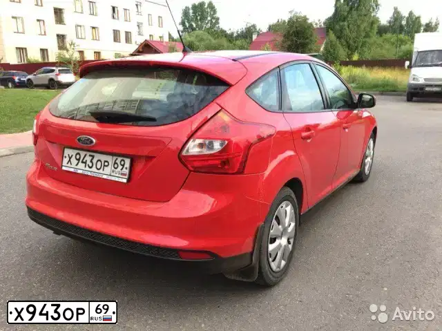 Фото автомобиля FORD FOCUS, 2012 — госномер Х943ОР69. Цвет: Красный