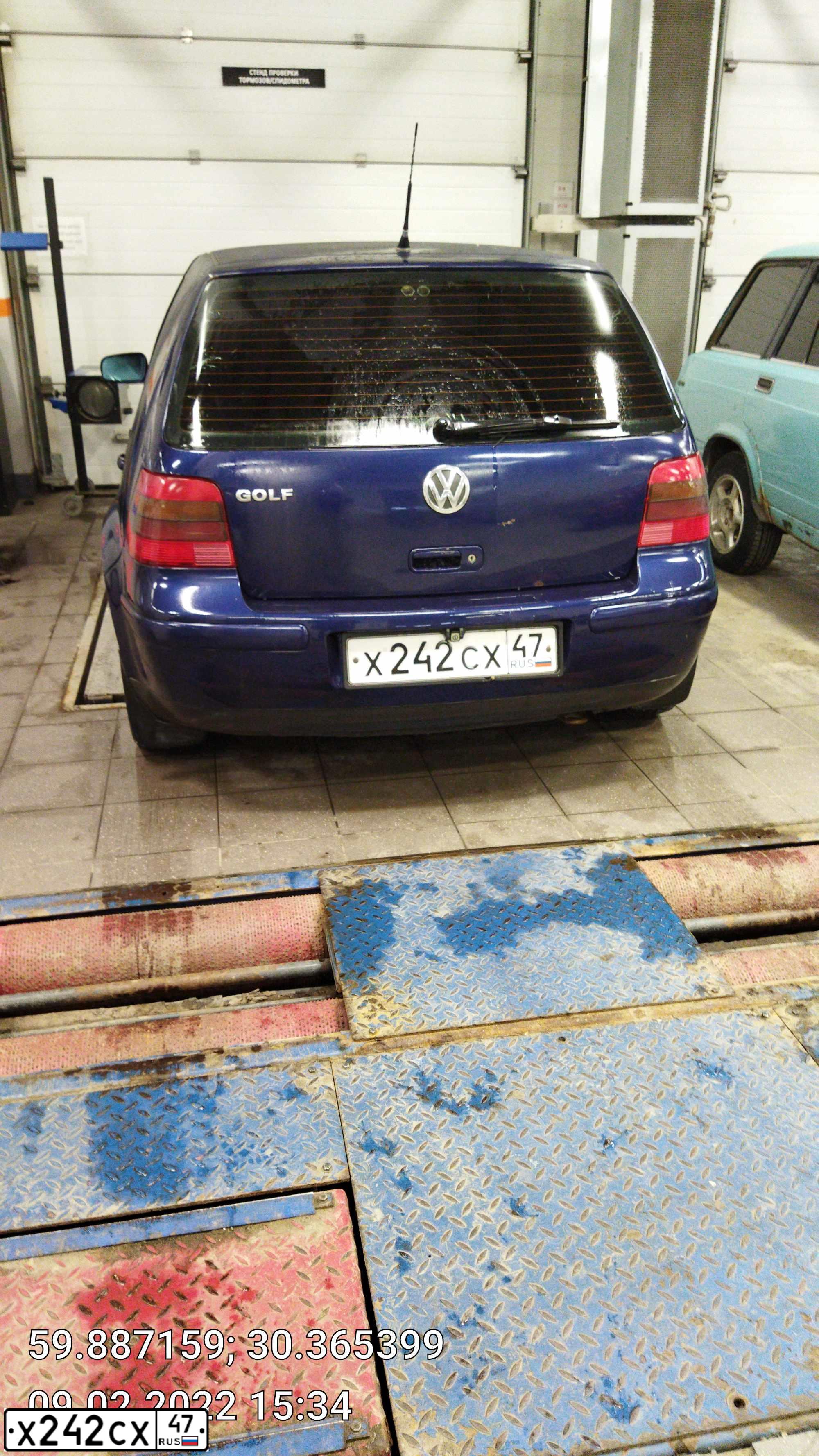 Фото автомобиля VOLKSWAGEN GOLF, 2000 — госномер А785ОВ147. Цвет: синий