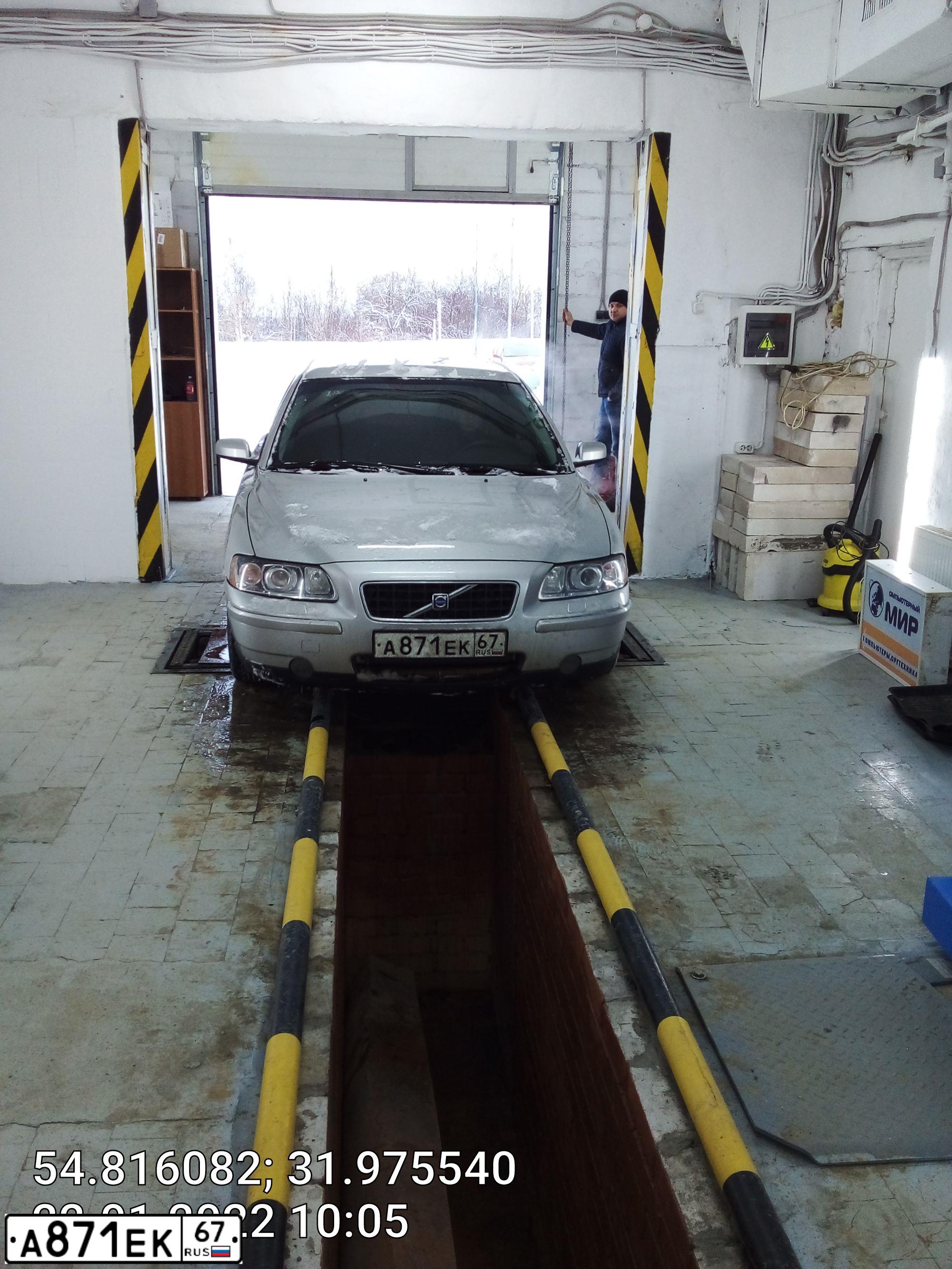 Фото автомобиля VOLVO S60, 2005 — госномер М650ТУ90. Цвет: СЕРЫЙ
