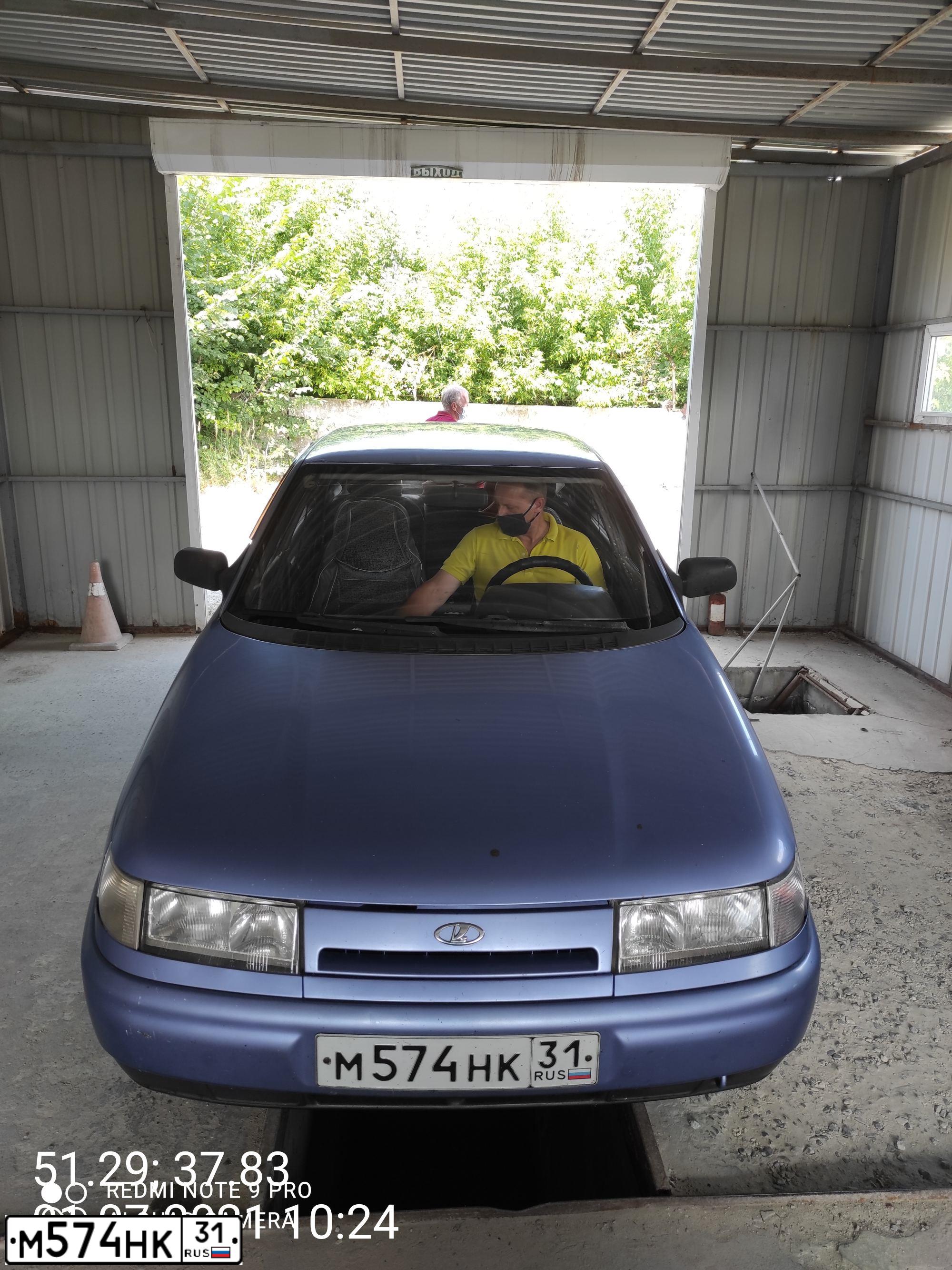 Фото автомобиля LADA 2112, 2004 — госномер М574НК31. Цвет: СЕРЕБРИСТО-ЖЕЛТЫЙ
