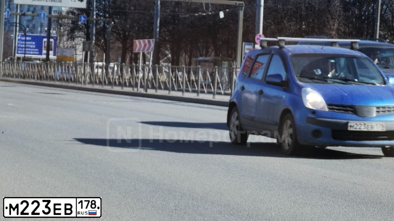 Фото автомобиля NISSAN NOTE, 2007 — госномер М223ЕВ178. Цвет: ЯРКО-СИНИЙ
