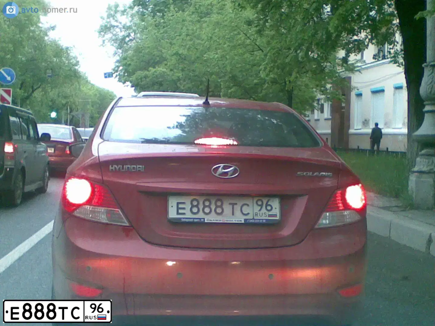 Фото автомобиля HYUNDAI SOLARIS, 2011 — госномер Е888ТС96. Цвет: Красный