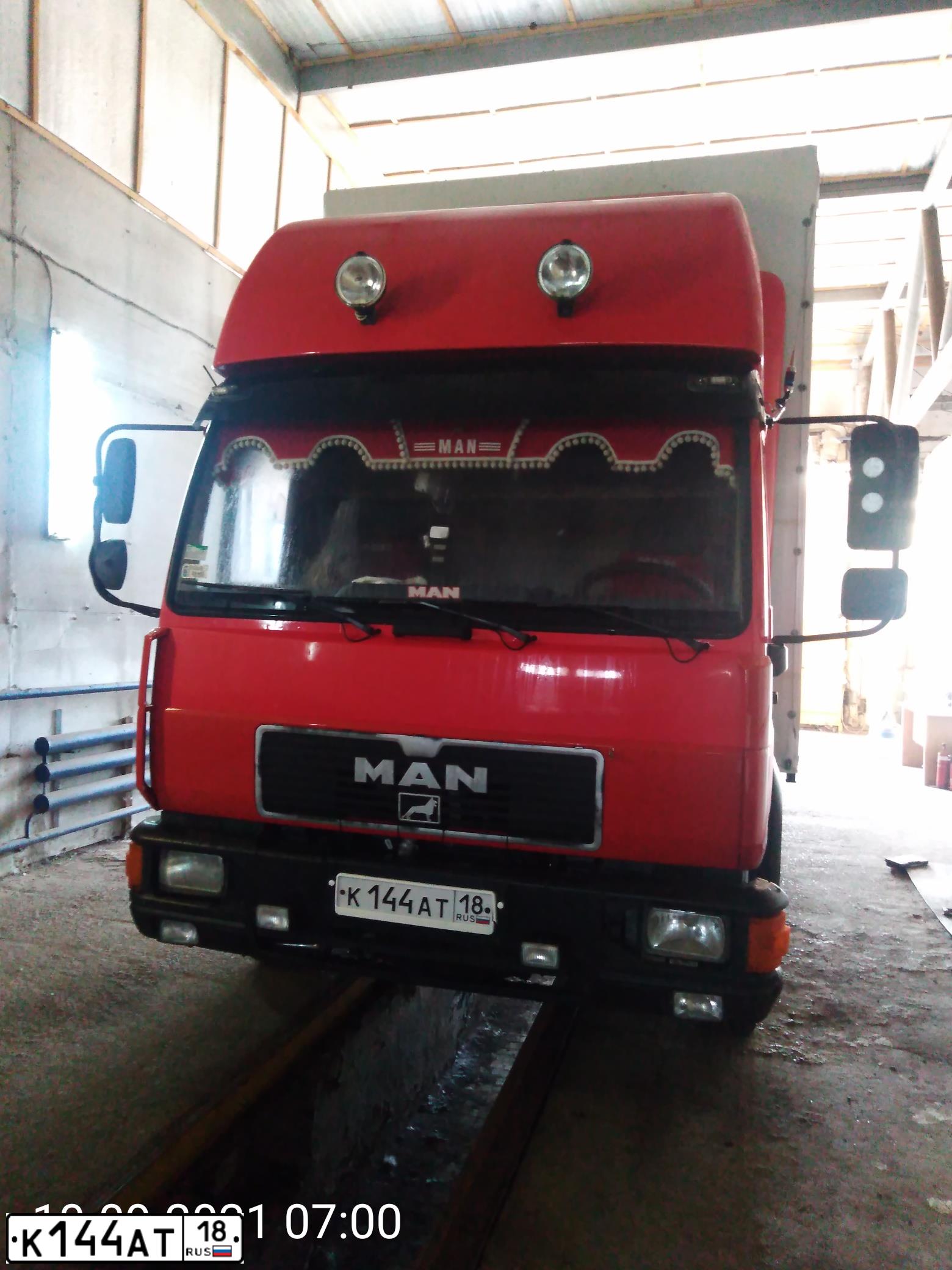 Фото автомобиля MAN L 2000, 2001 — госномер К144АТ18. Цвет: Красный