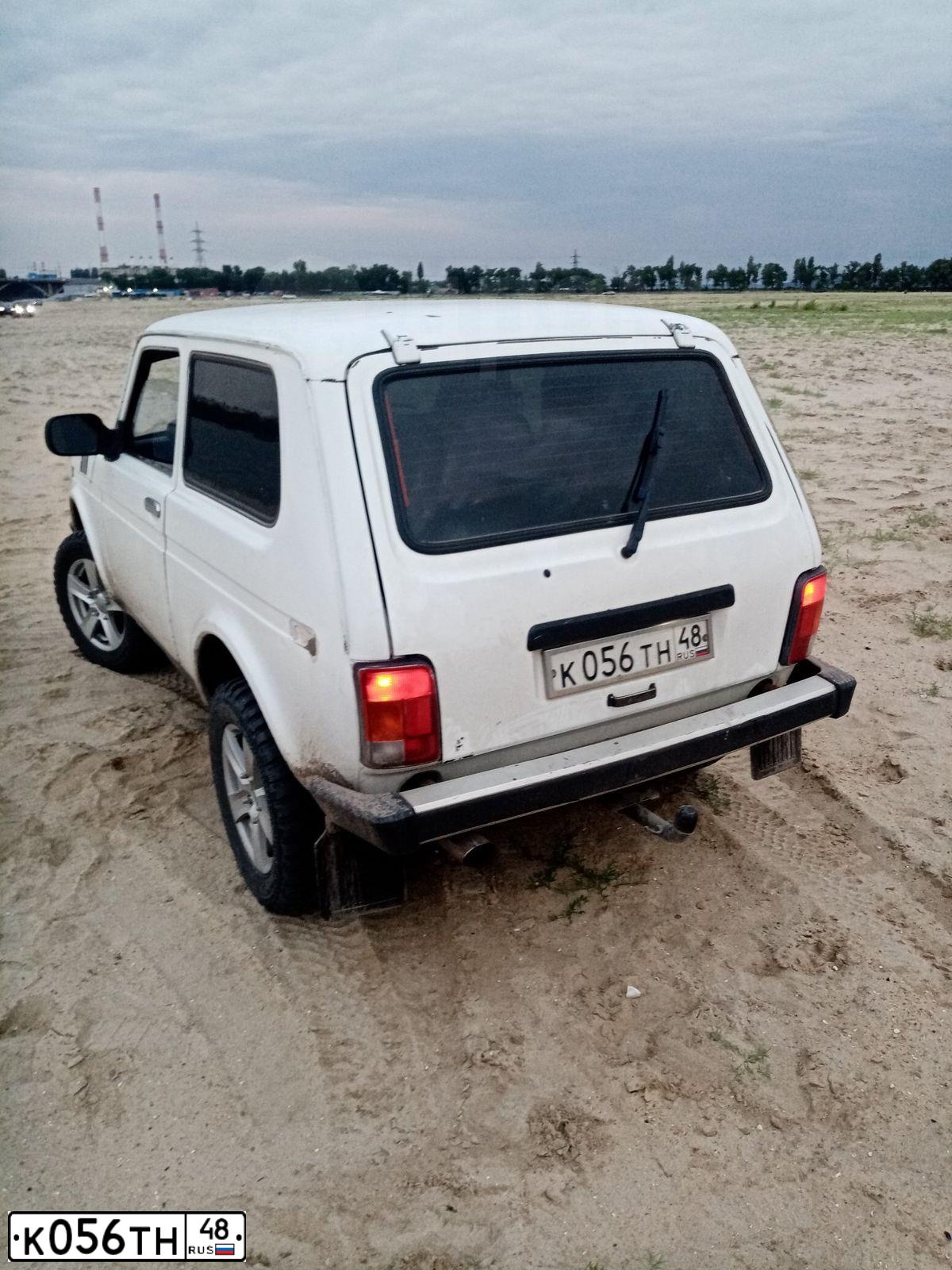 Фото автомобиля LADA 2121 NIVA, 2000 — госномер Р455КР136. Цвет: ЯРКО-БЕЛЫЙ