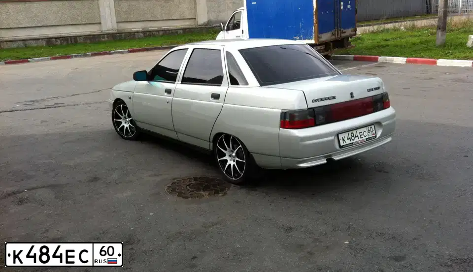 Фото автомобиля LADA 2110, 2005 — госномер О574КА60. Цвет: СЕРЕБРИСТЫЙ