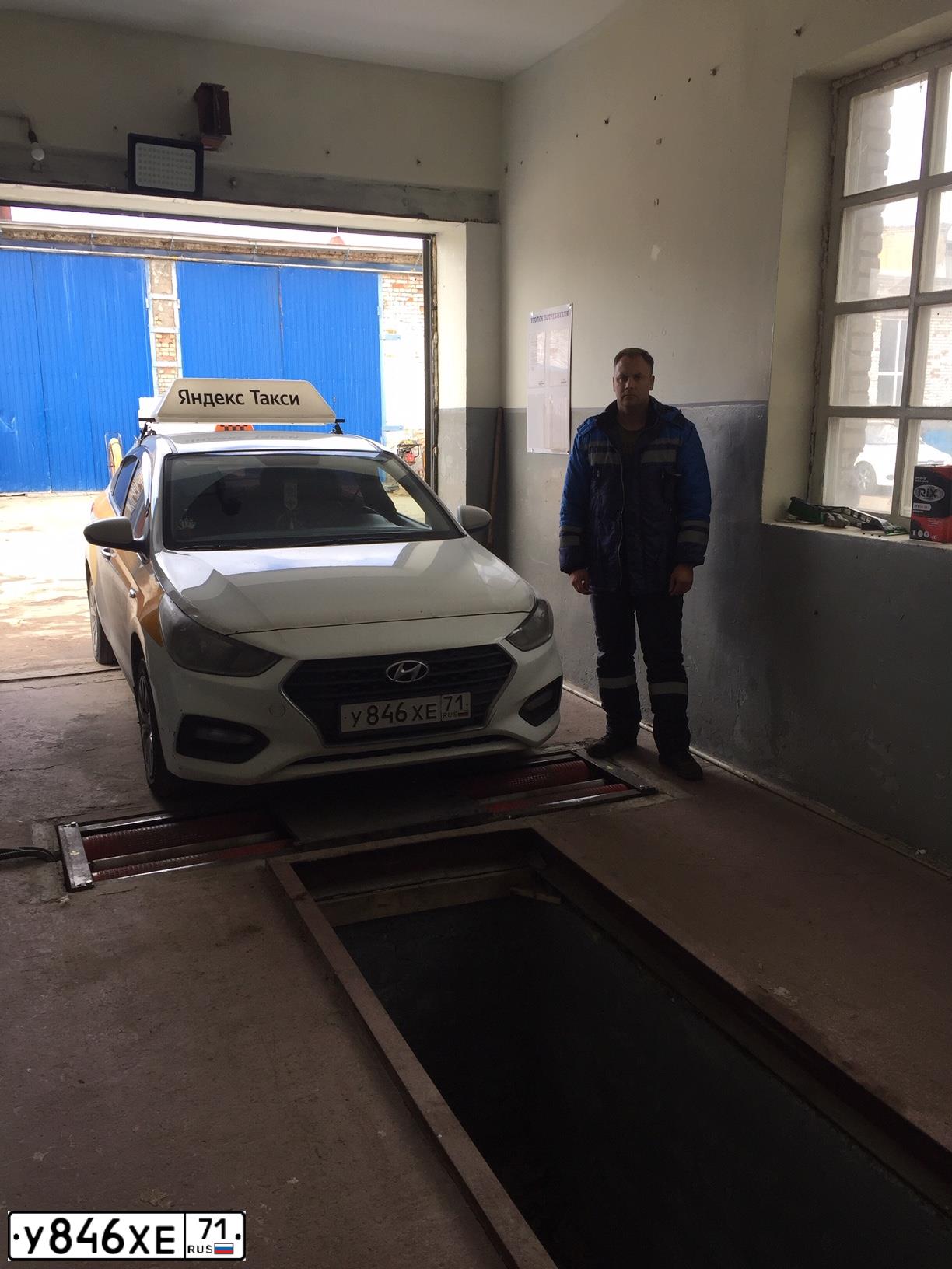 Фото автомобиля HYUNDAI SOLARIS, 2018 — госномер У846ХЕ71. Цвет: БЕЛЫЙ-ЖЕЛТЫЙ-СЕРЫЙ