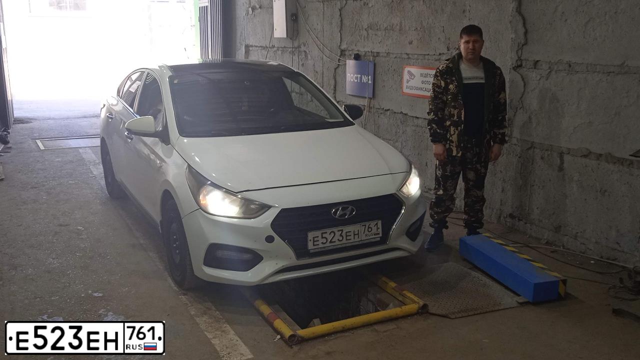 Фото автомобиля HYUNDAI SOLARIS, 2018 — госномер Е523ЕН761. Цвет: ЧЕРНЫЙ