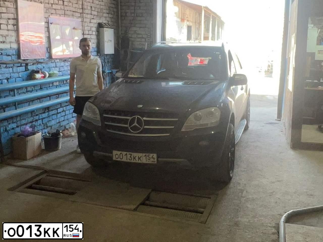 Фото автомобиля MERCEDES M-KLASSE, 2009 — госномер О013КК154. Цвет: Коричневый