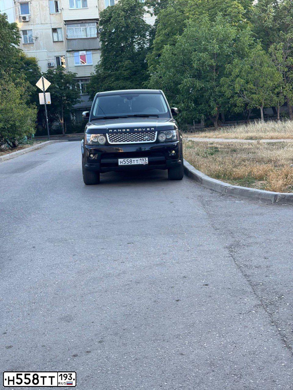 Фото автомобиля LANDROVER RANGE ROVER SPORT, 2011 — госномер Р694ОО82. Цвет: КОРИЧНЕВЫЙ ТЕМНЫЙ