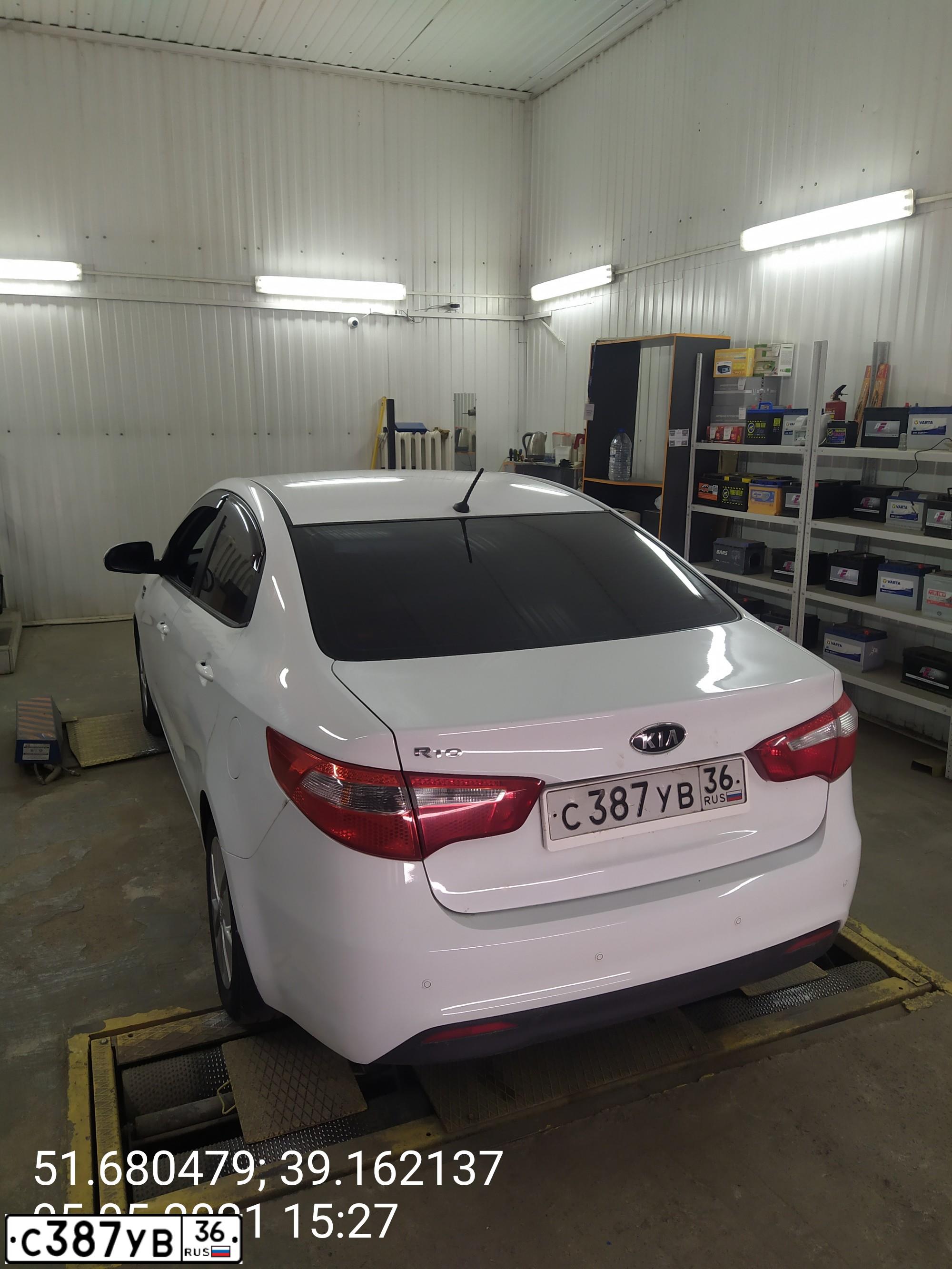 Фото автомобиля KIA RIO, 2012 — госномер С387УВ36. Цвет: Белый